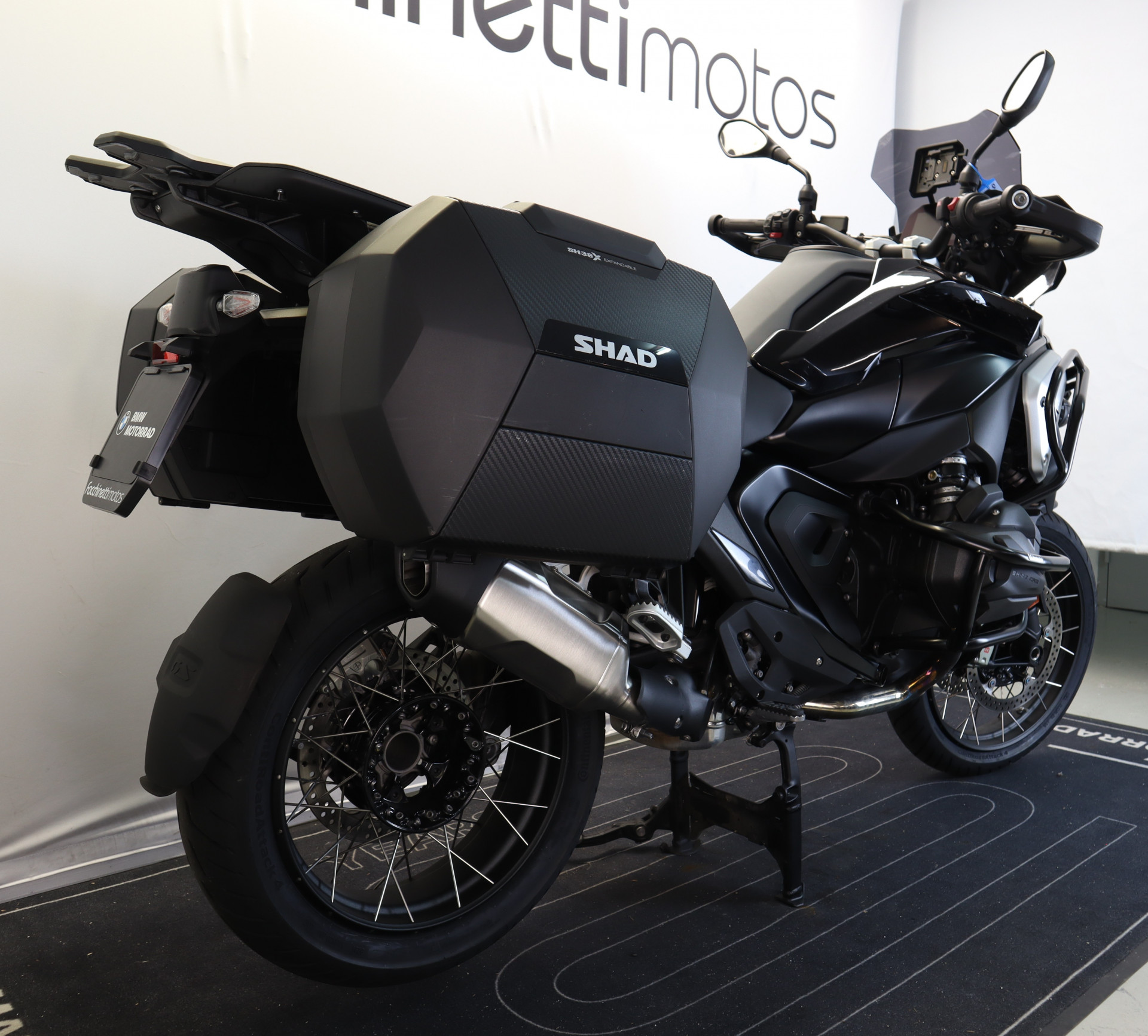 BMW R 1300 GS Triple Black-image-2