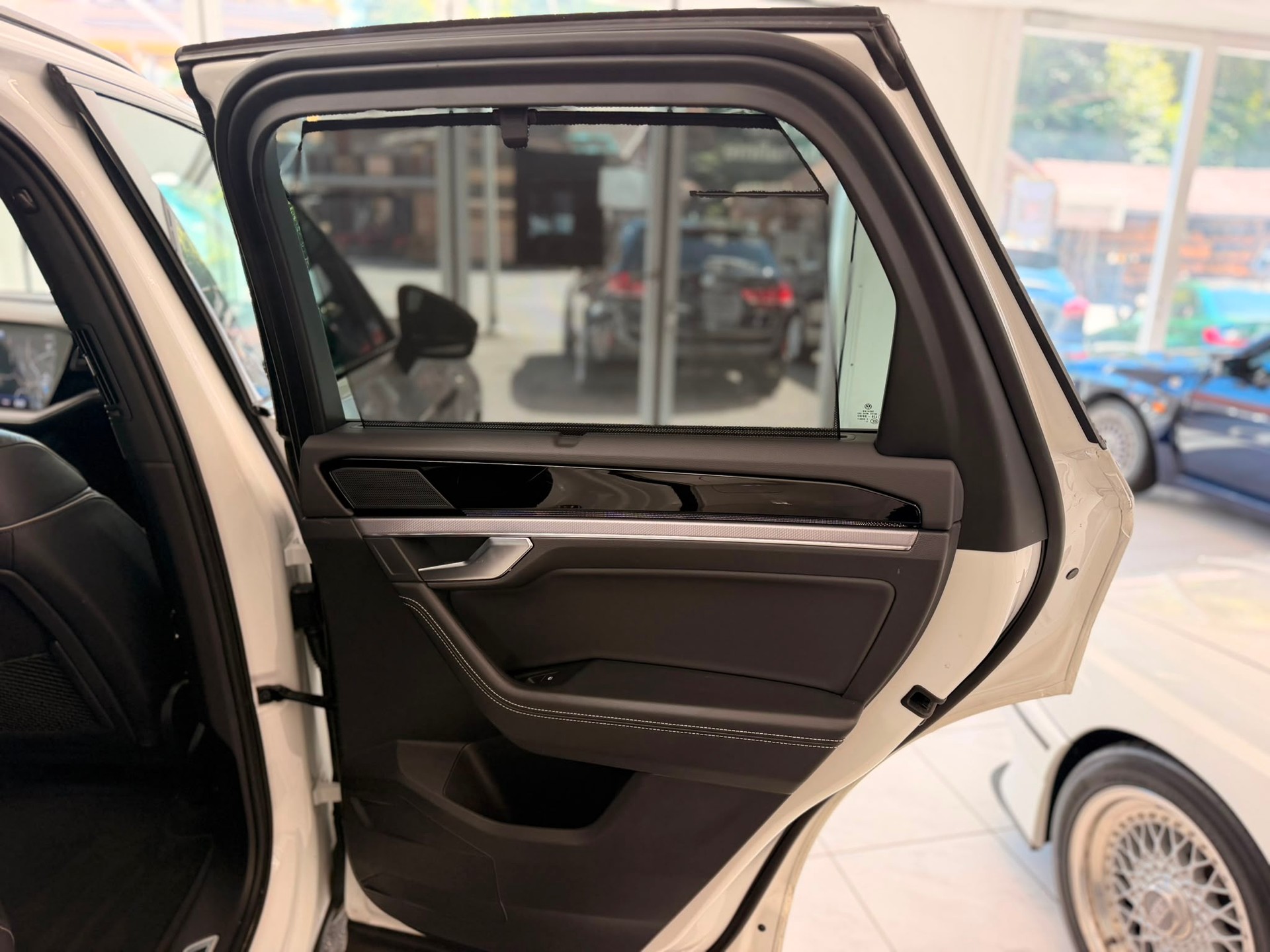 VW Touareg 3.0 TDI R Line Tiptronic-image-15