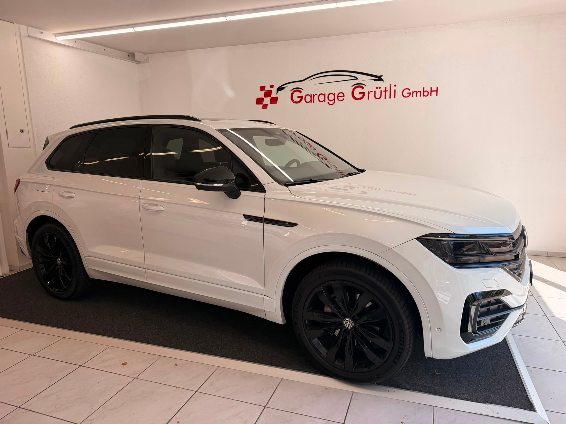 VW Touareg 3.0 TDI R Line Tiptronic-showroom-element-1