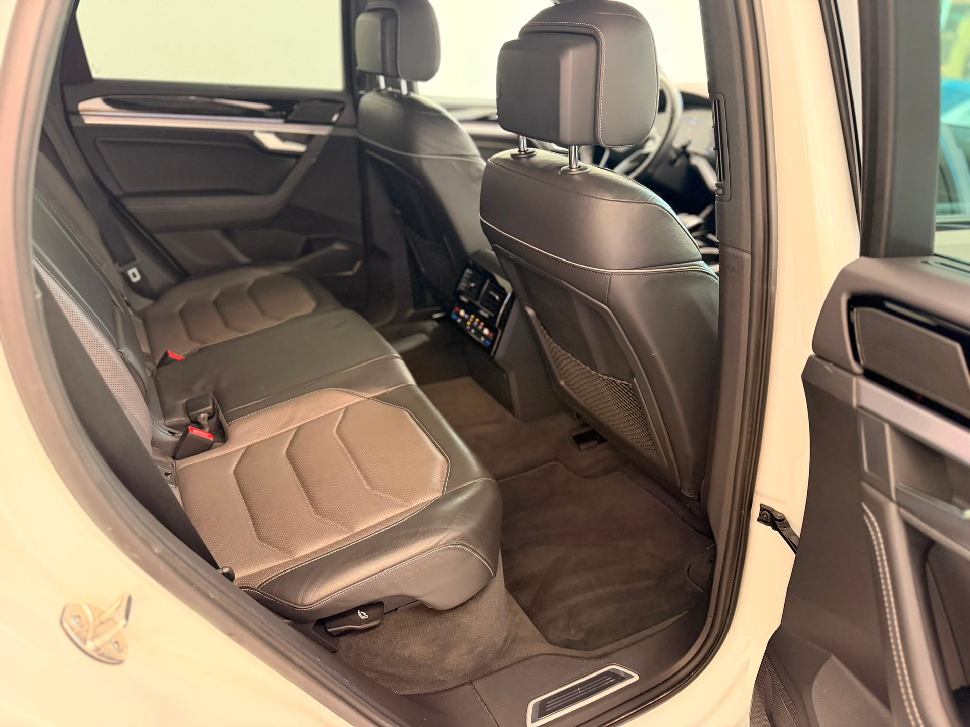 VW Touareg 3.0 TDI R Line Tiptronic-image-13