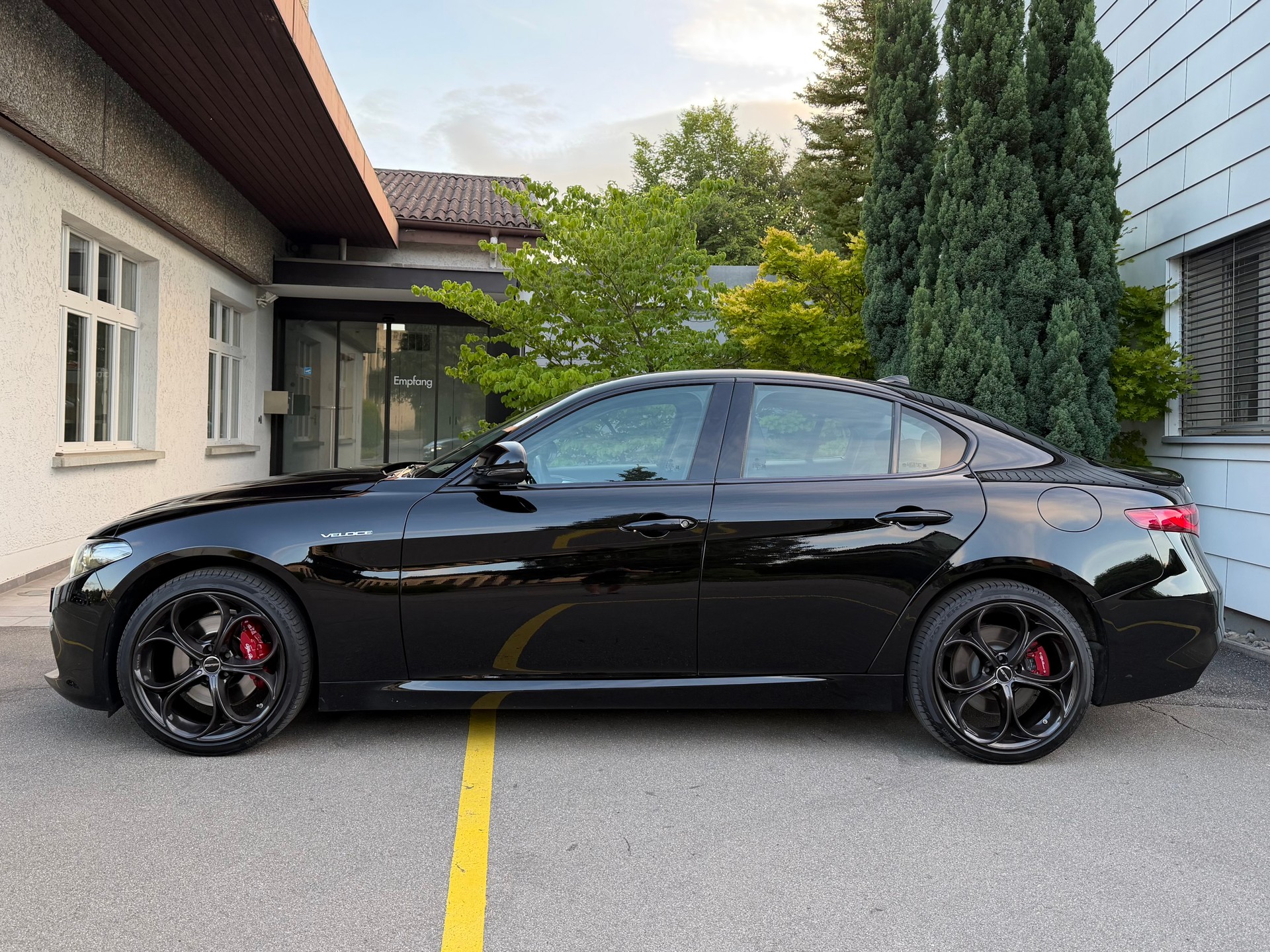 ALFA ROMEO Giulia 2.0 Veloce Q4 Automatic ALLBLACK *Top-Ausstattung*Servicegepflegt*Garantie*-image-4