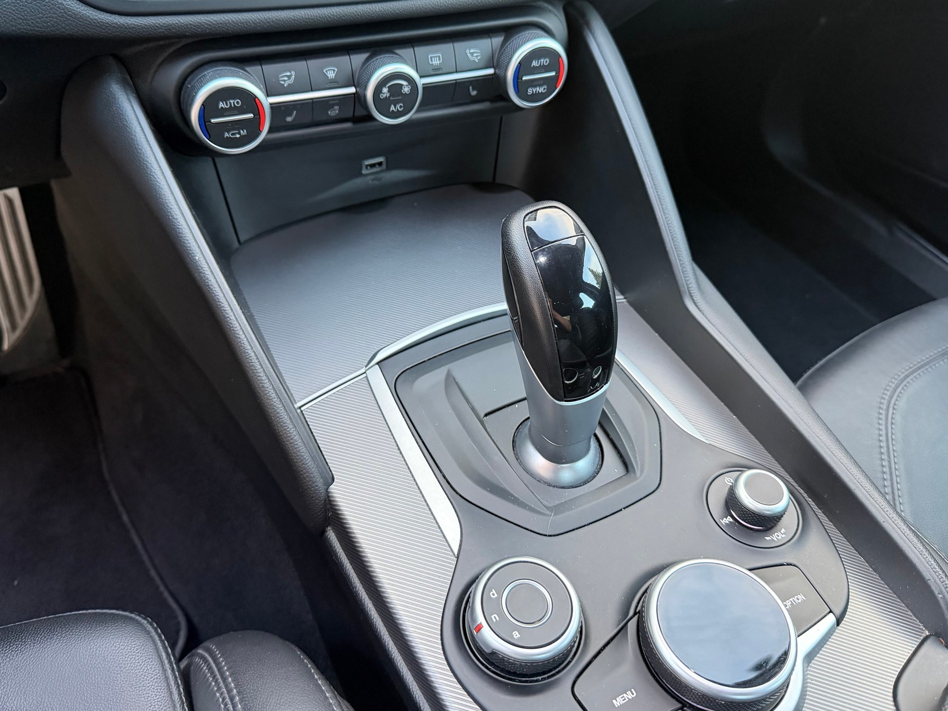 ALFA ROMEO Giulia 2.0 Veloce Q4 Automatic ALLBLACK *Top-Ausstattung*Servicegepflegt*Garantie*-image-9