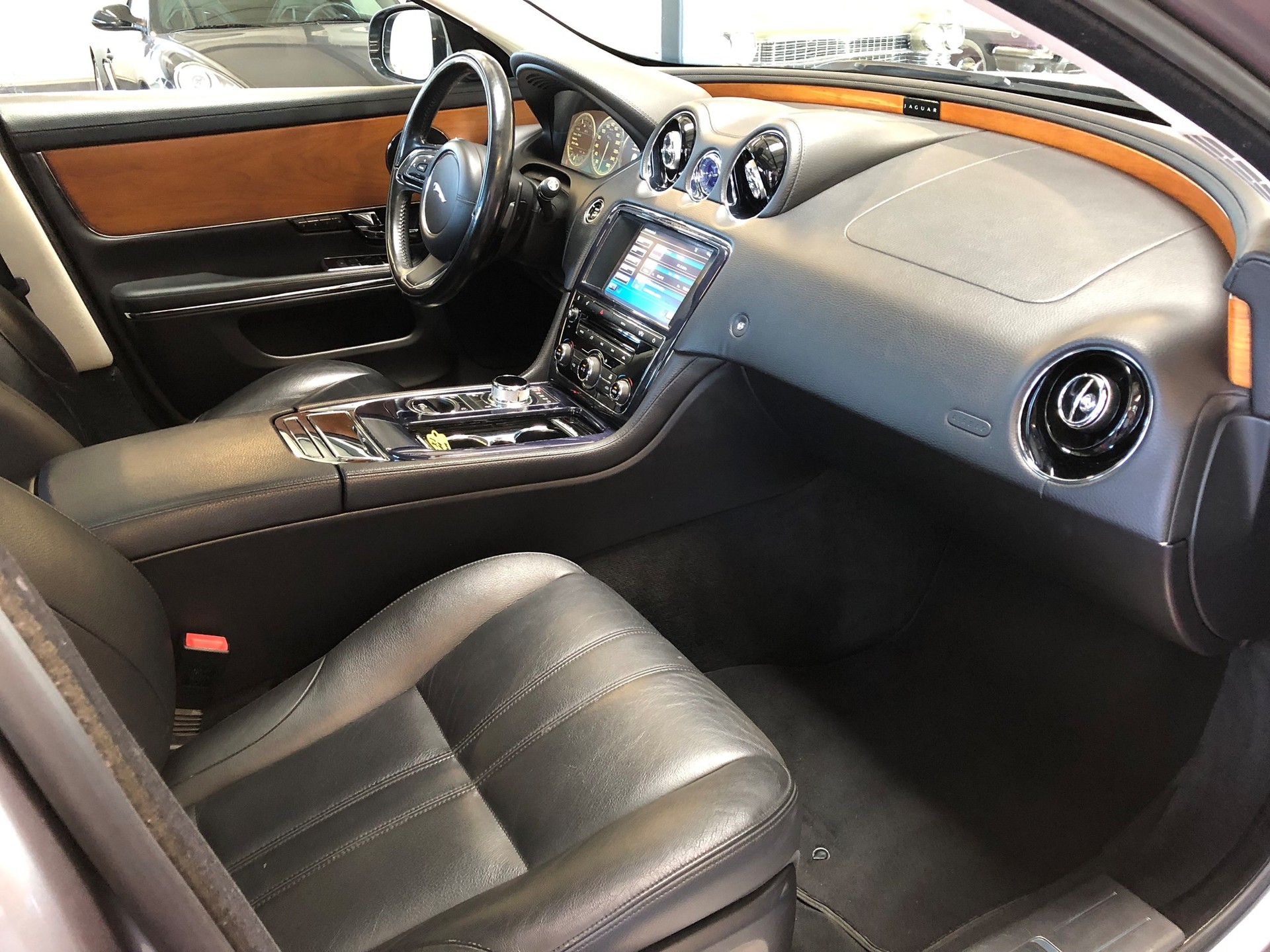 JAGUAR XJ 3.0d V6 Luxury Automatic-image-10