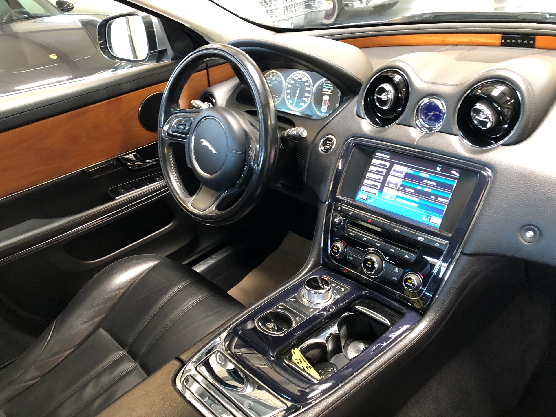 JAGUAR XJ 3.0d V6 Luxury Automatic-image-12