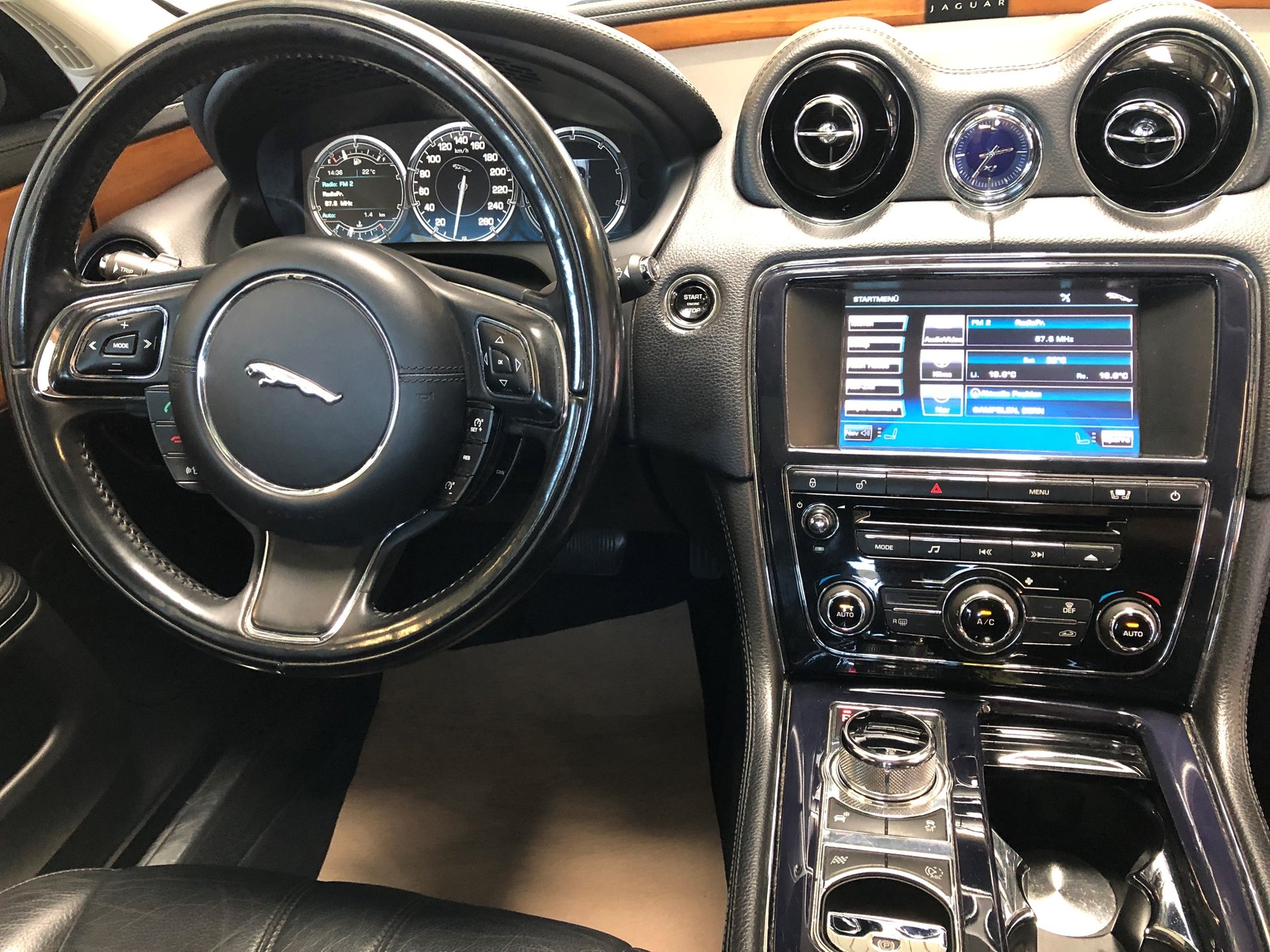 JAGUAR XJ 3.0d V6 Luxury Automatic-image-13