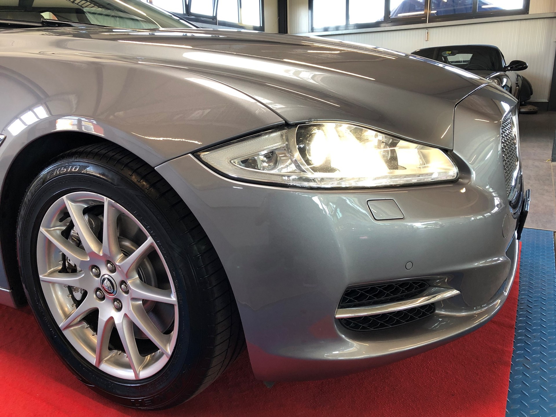JAGUAR XJ 3.0d V6 Luxury Automatic-showroom-element-1
