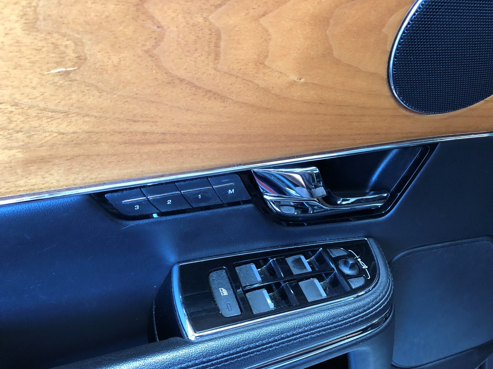 JAGUAR XJ 3.0d V6 Luxury Automatic-image-22