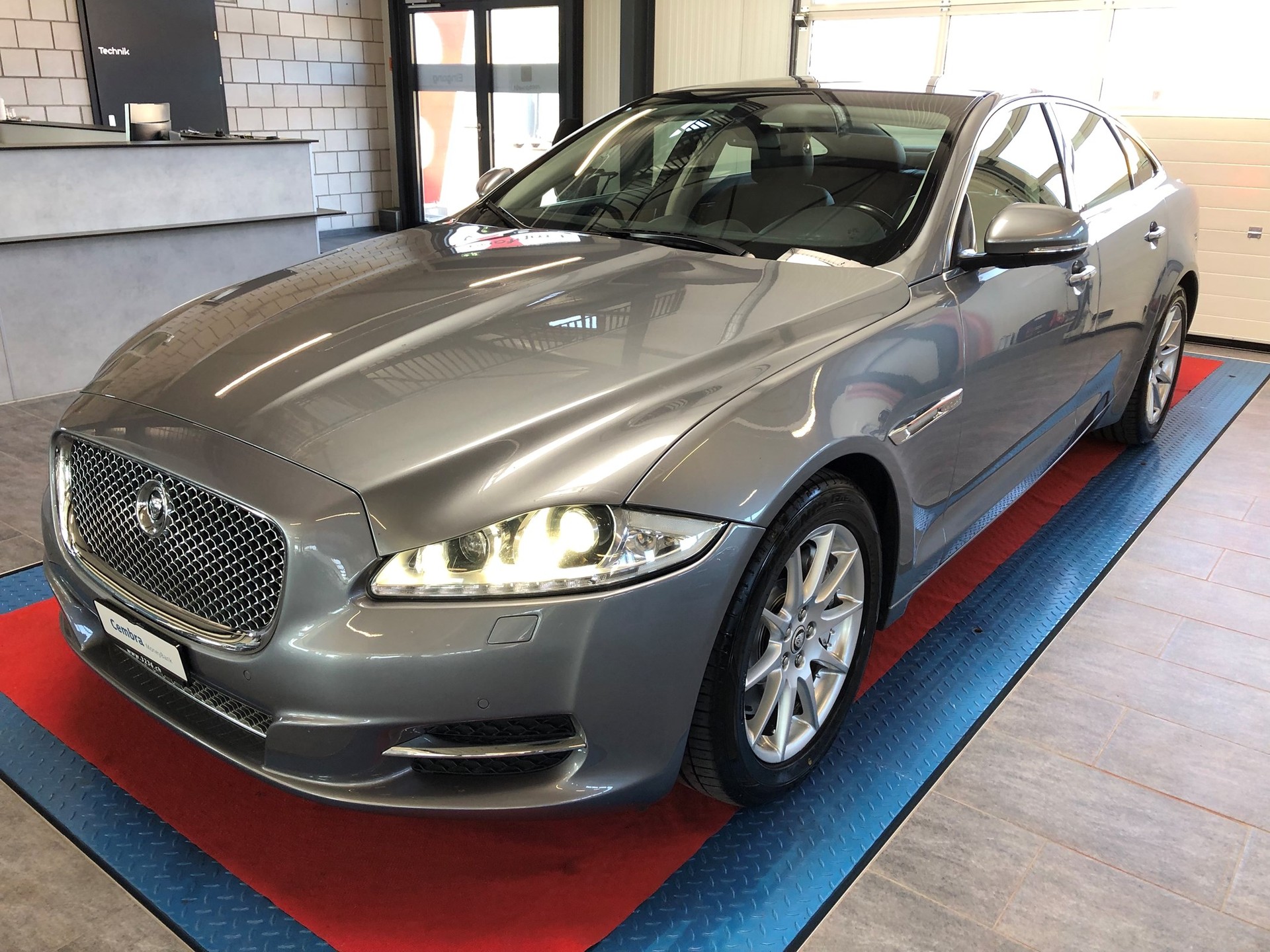 JAGUAR XJ 3.0d V6 Luxury Automatic-image-4