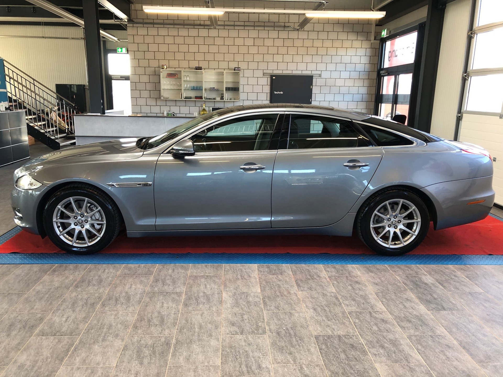 JAGUAR XJ 3.0d V6 Luxury Automatic-image-5