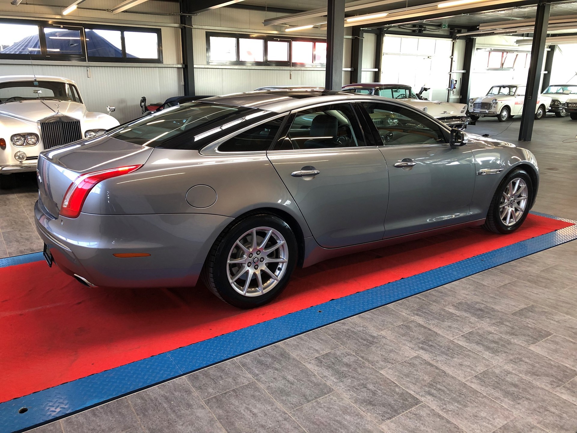JAGUAR XJ 3.0d V6 Luxury Automatic-image-8