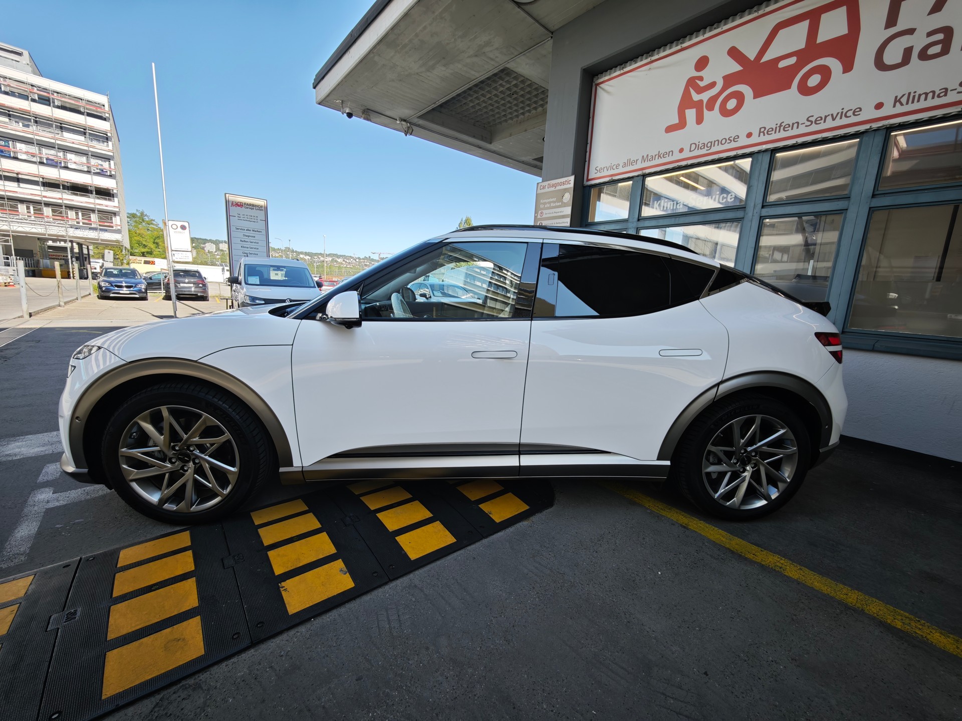 GENESIS GV60 77.4 kWh Sport AWD-image-5