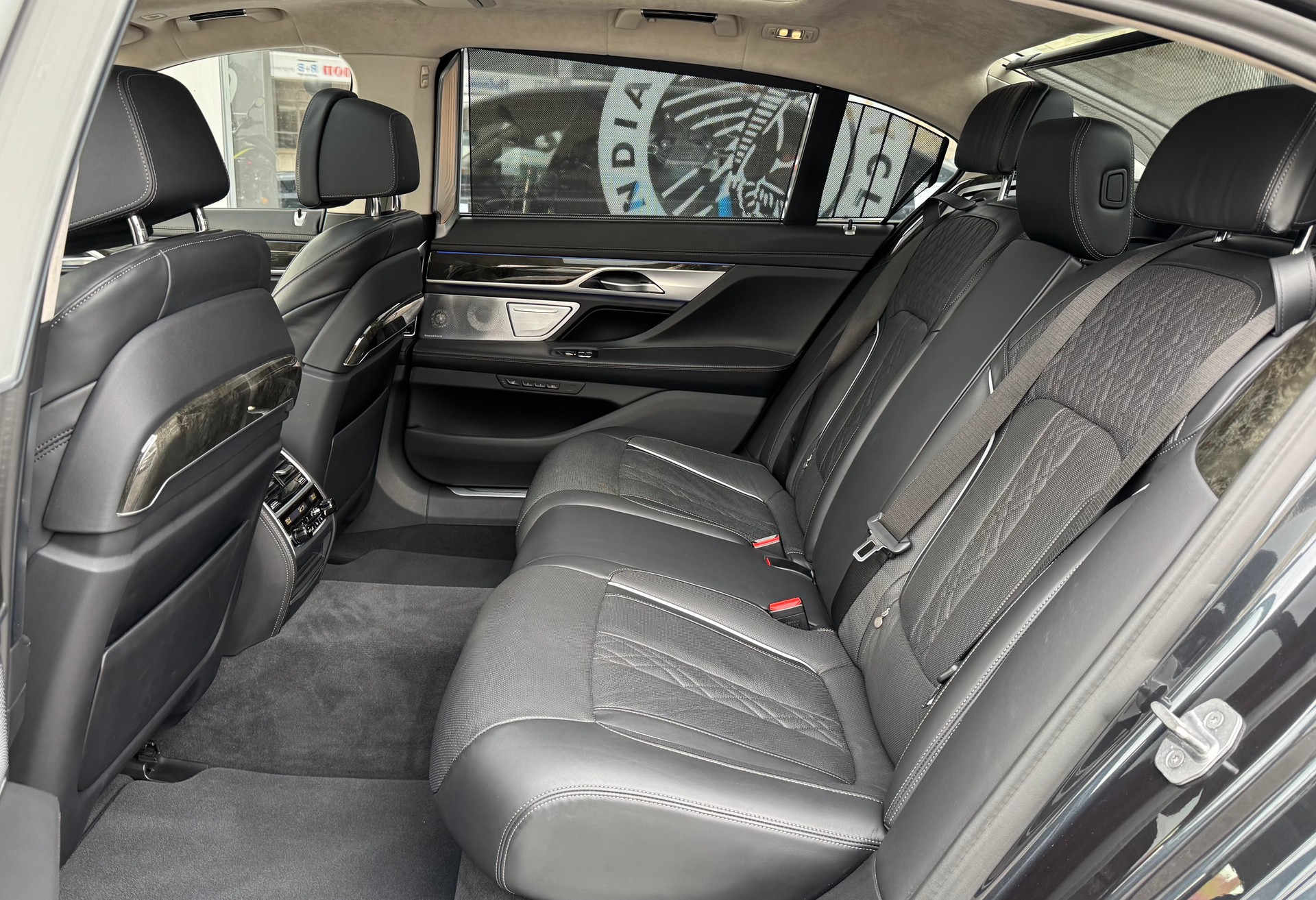 BMW M760Li xDrive Sport Getriebe-image-9