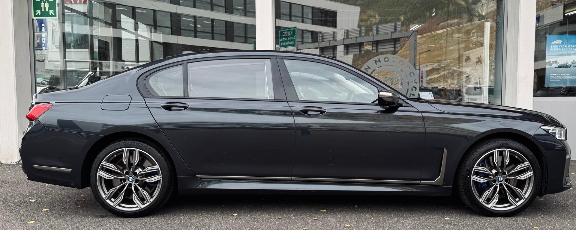 BMW M760Li xDrive Sport Getriebe-showroom-element-1