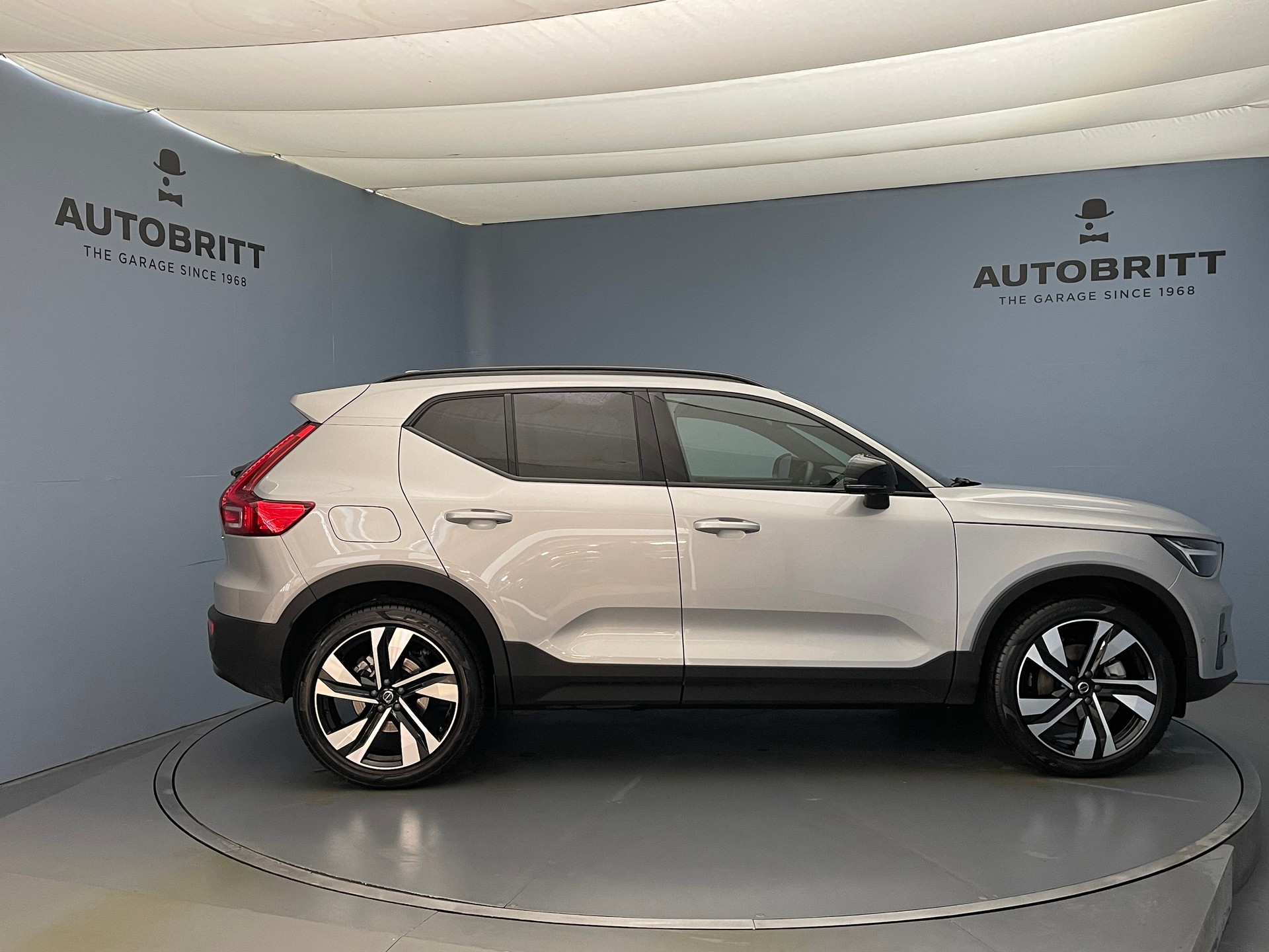 VOLVO XC40 2.0 B3 MH Plus Dark-showroom-element-2