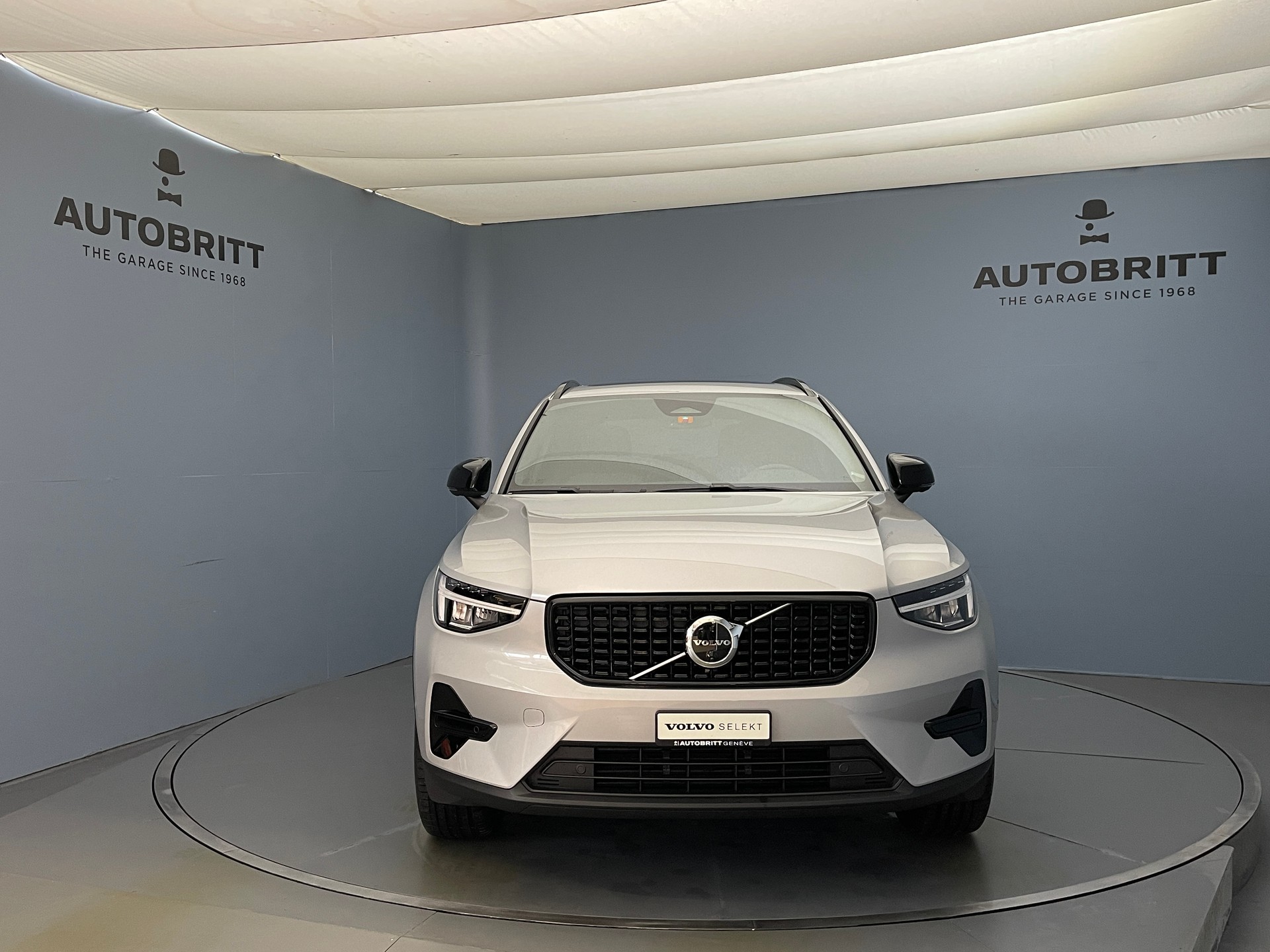 VOLVO XC40 2.0 B3 MH Plus Dark-showroom-element-1