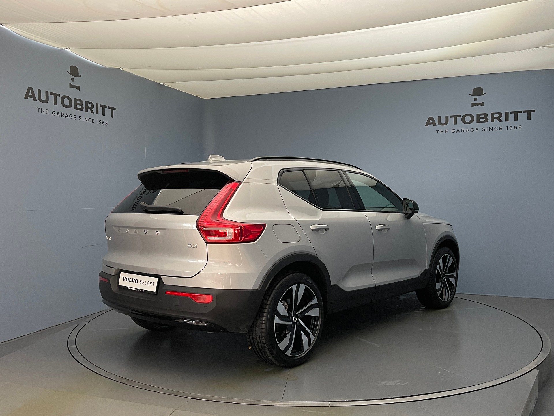 VOLVO XC40 2.0 B3 MH Plus Dark-showroom-element-3