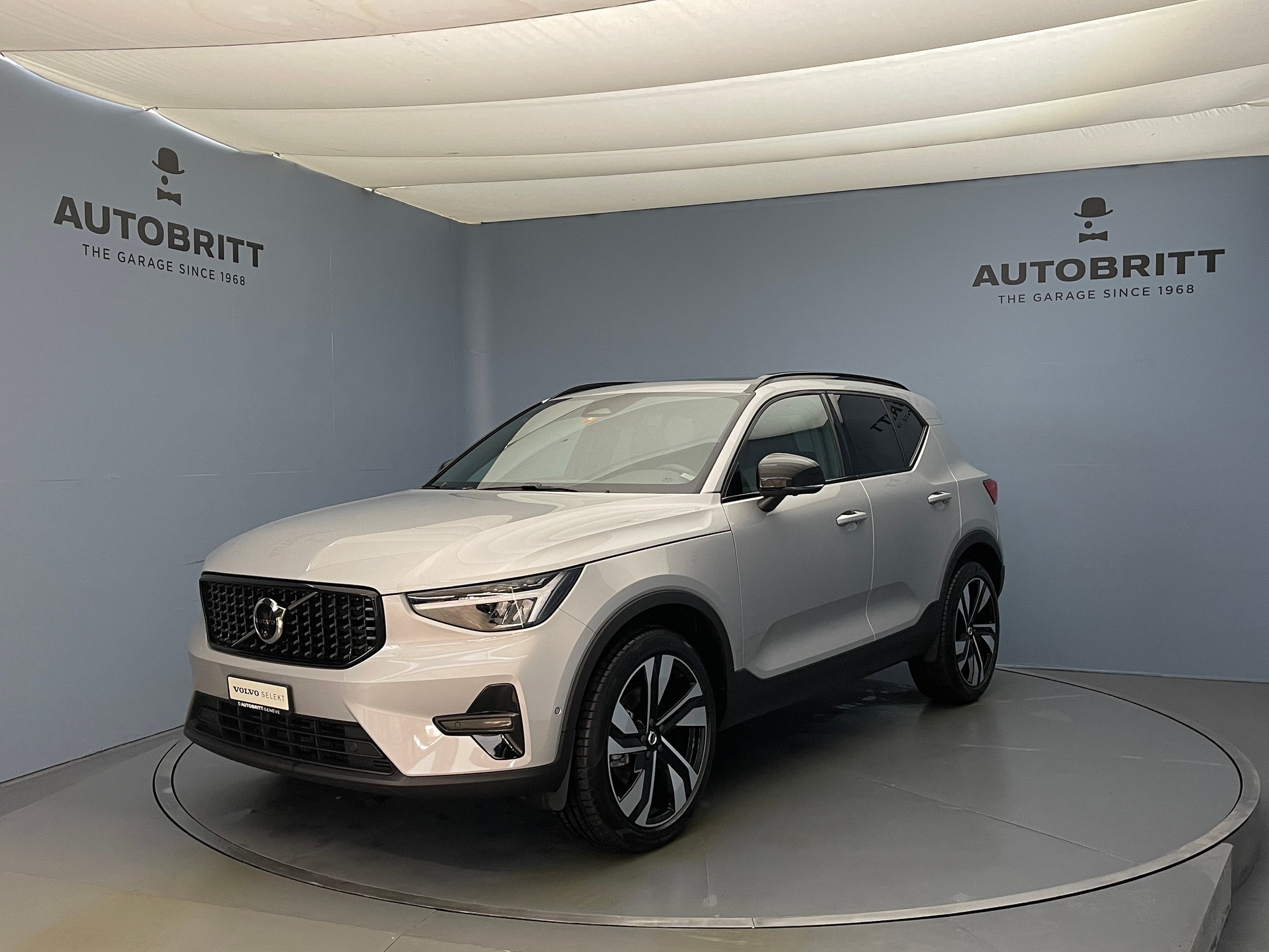 VOLVO XC40 2.0 B3 MH Plus Dark