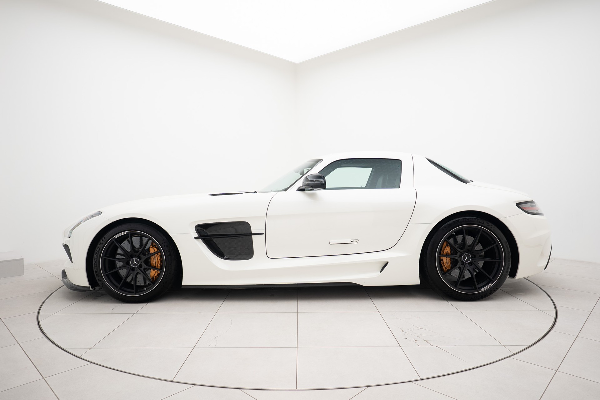 MERCEDES-BENZ SLS 63 AMG BLACK SERIES-showroom-element-1