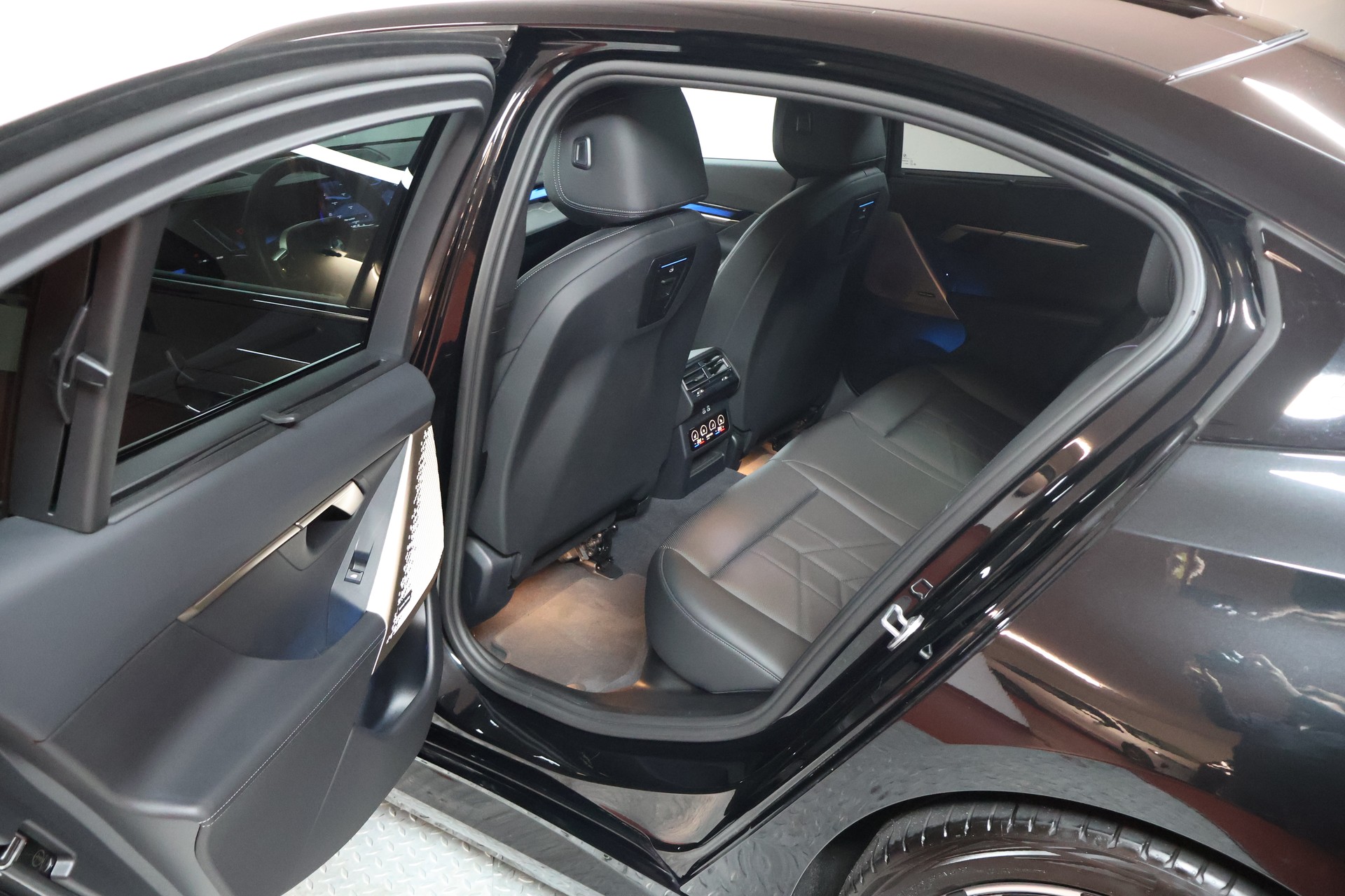 BMW i5 M60 xDrive M Sport Pro-image-15