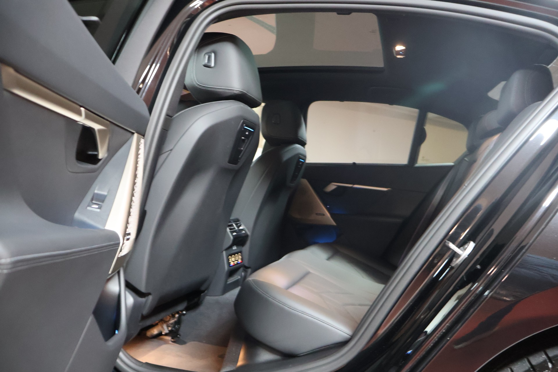 BMW i5 M60 xDrive M Sport Pro-image-16