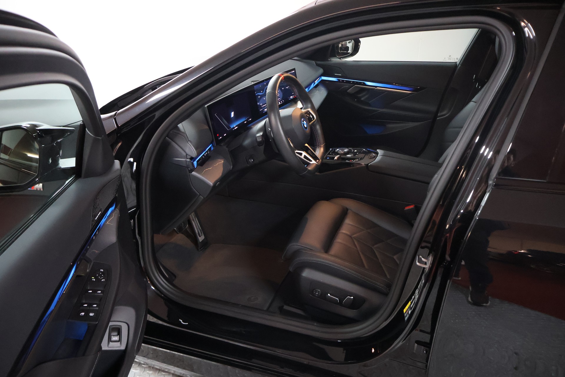 BMW i5 M60 xDrive M Sport Pro-image-5