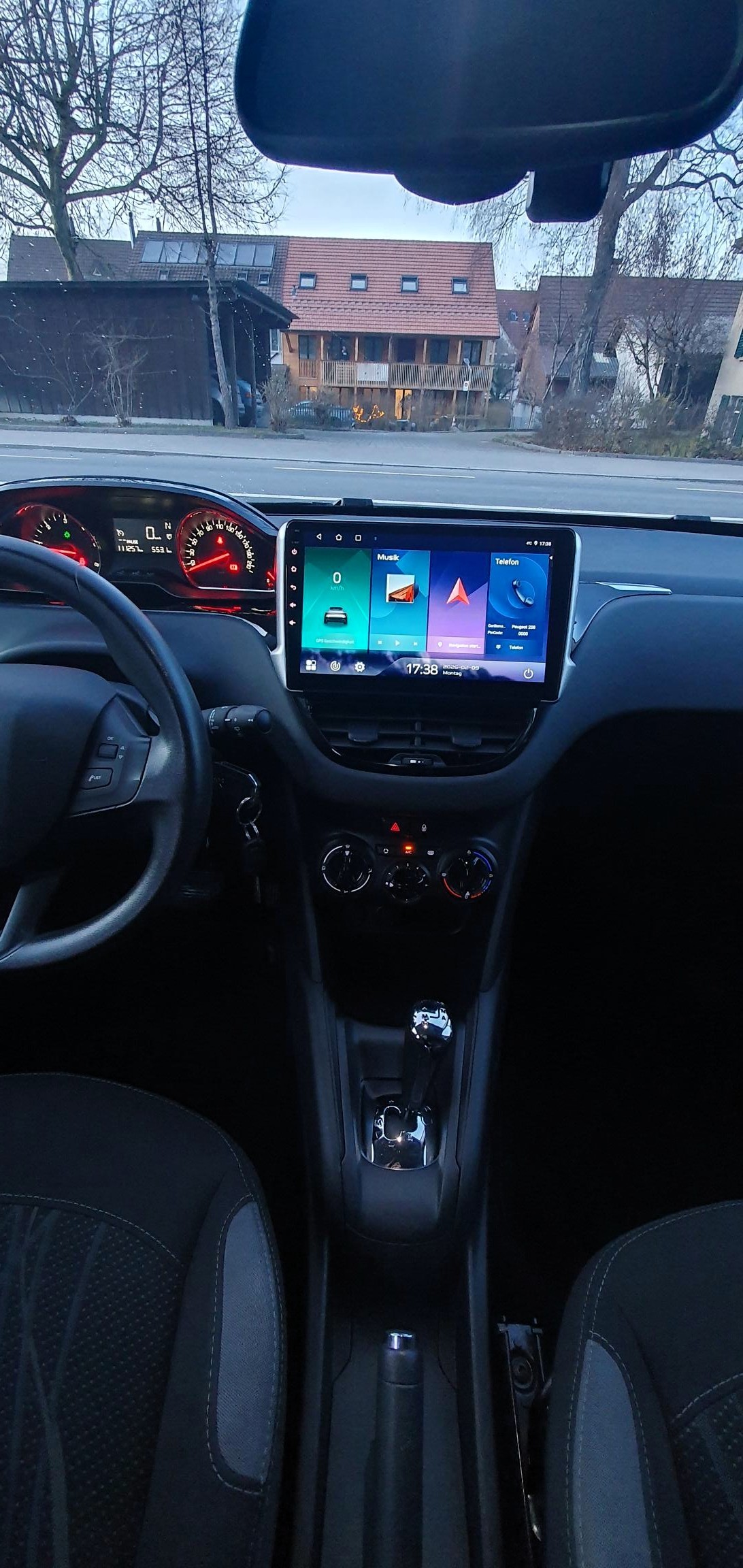 PEUGEOT 208 1.4 e-HDi Active EGS5-image-12
