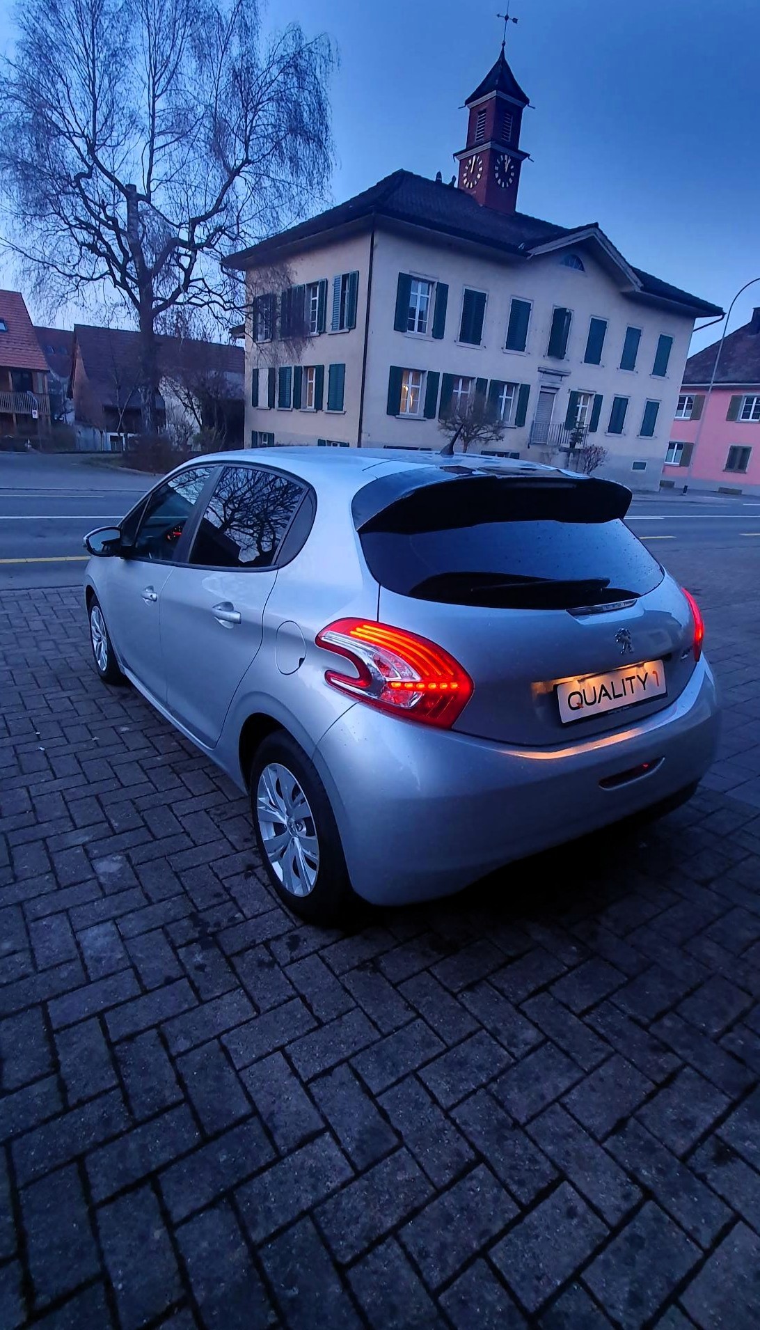 PEUGEOT 208 1.4 e-HDi Active EGS5-image-3
