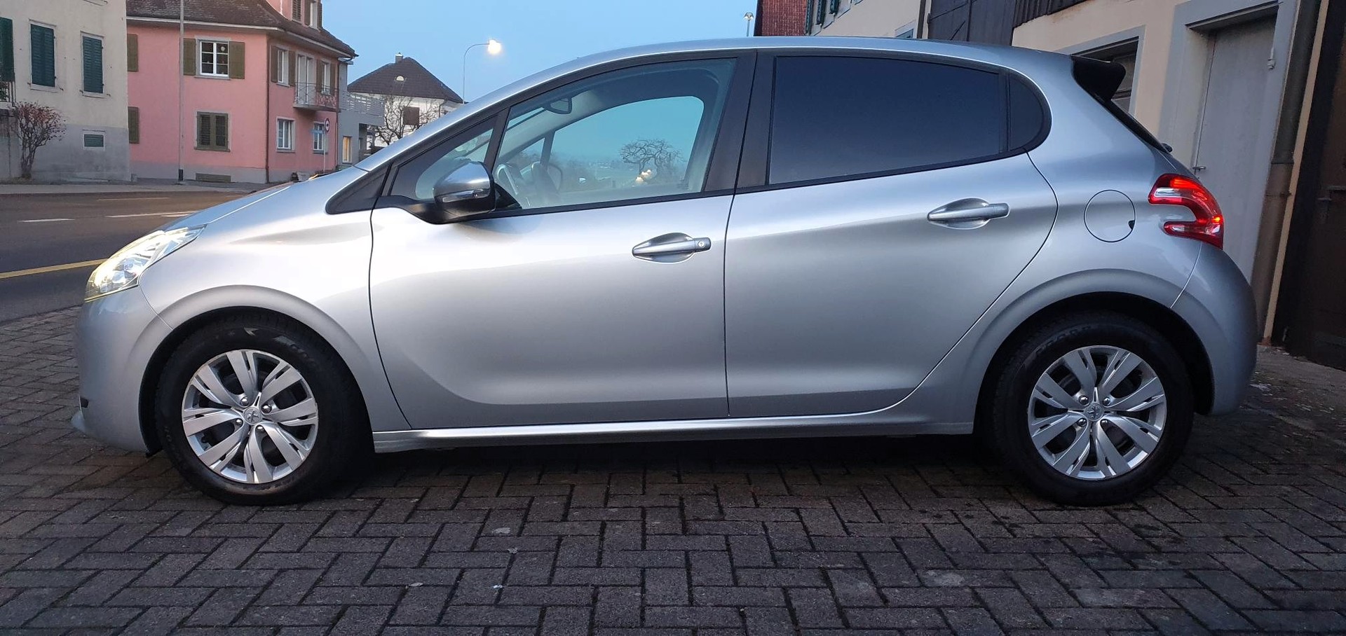 PEUGEOT 208 1.4 e-HDi Active EGS5-image-4