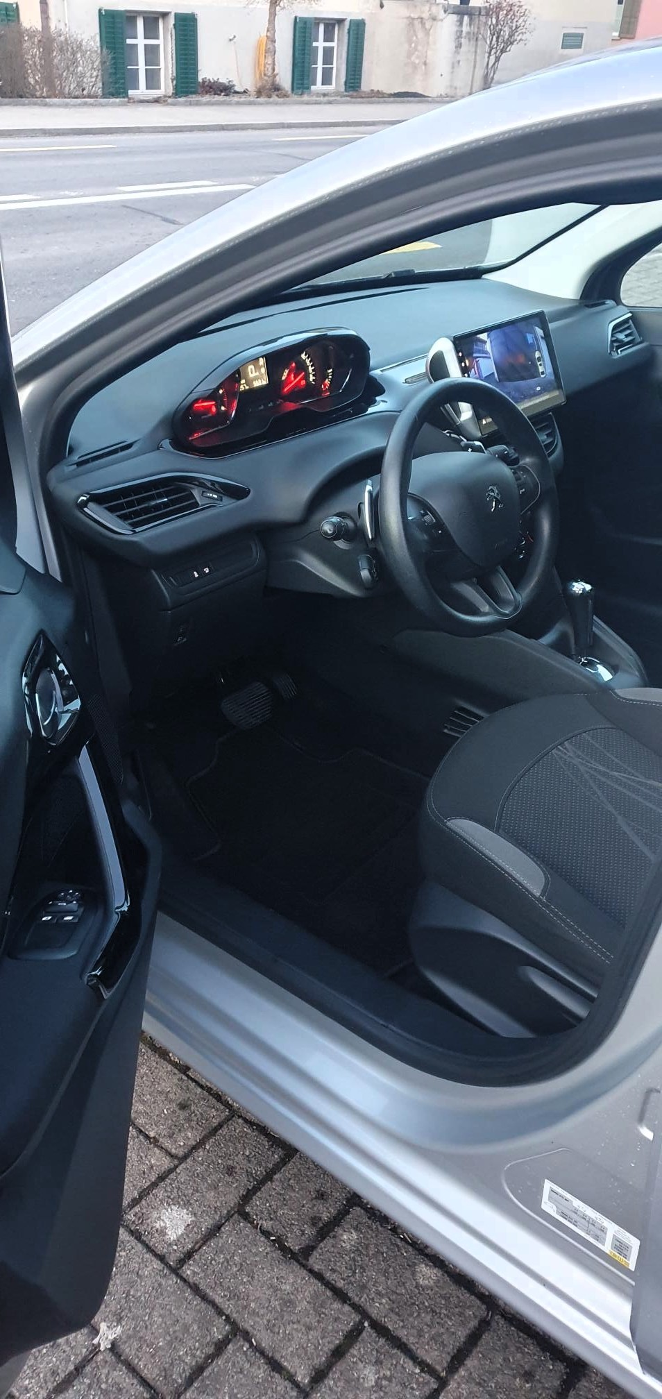 PEUGEOT 208 1.4 e-HDi Active EGS5-image-9