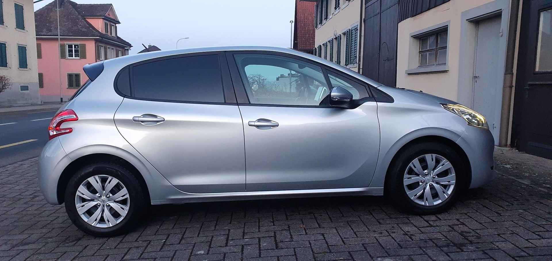 PEUGEOT 208 1.4 e-HDi Active EGS5-image-5