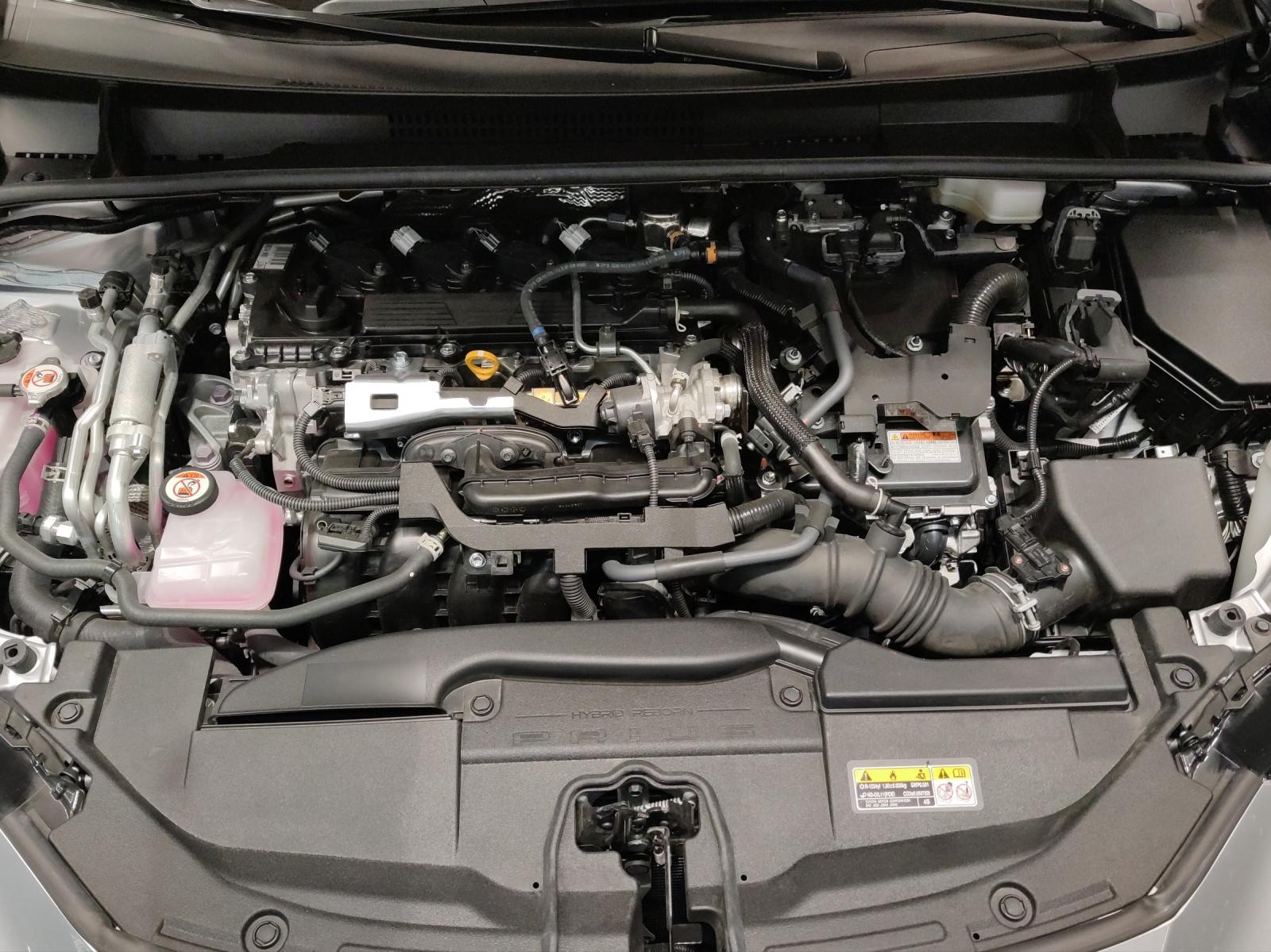 TOYOTA Prius 2.0 Plug-In-Hybrid Premium-showroom-element-3