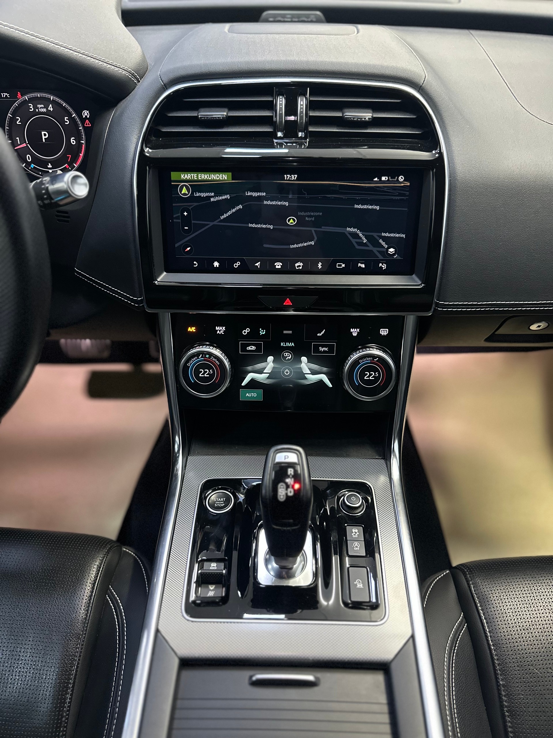 JAGUAR XE 30t 2.0 R-Sport AWD Automatic-image-16
