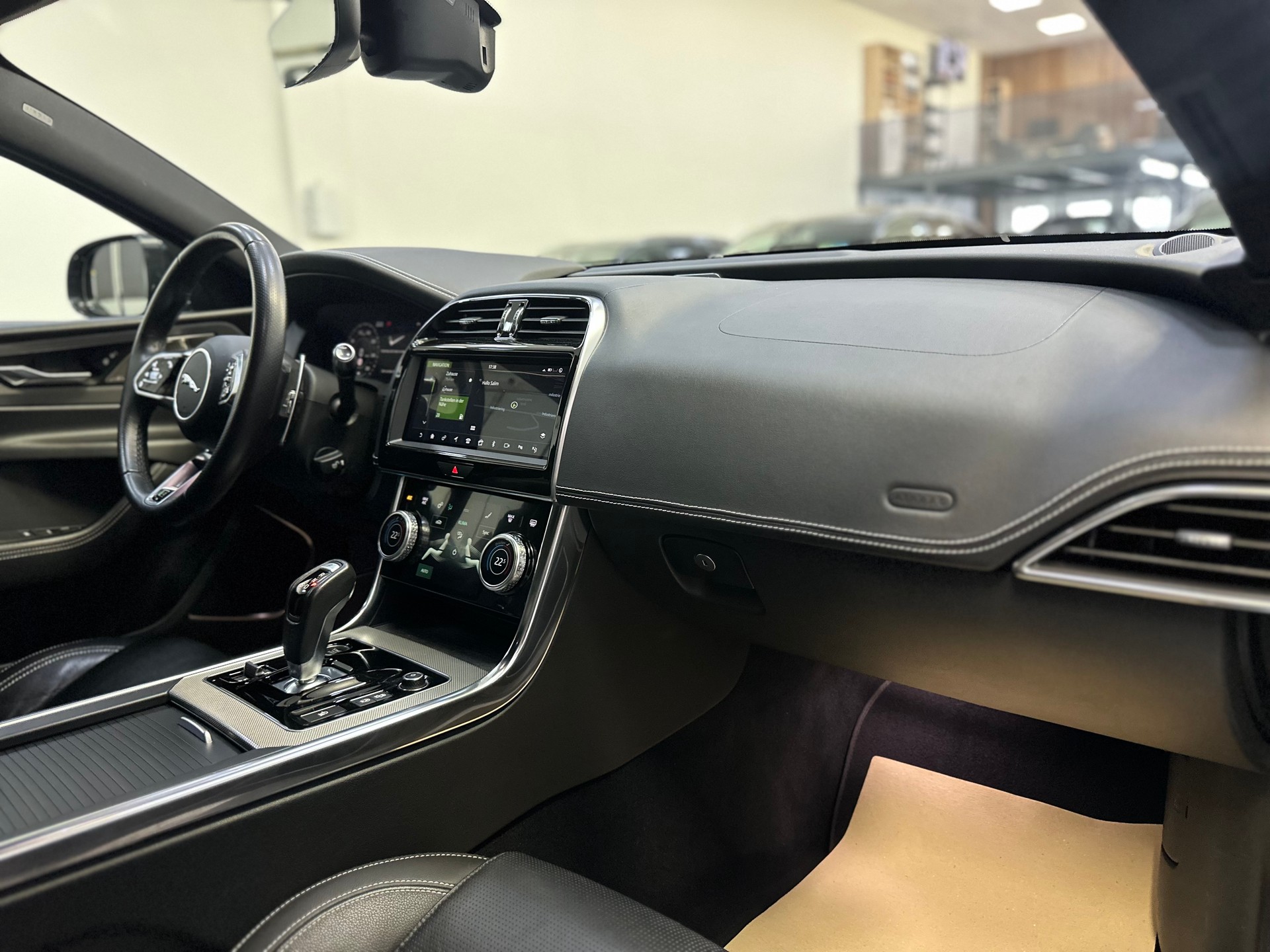 JAGUAR XE 30t 2.0 R-Sport AWD Automatic-image-17