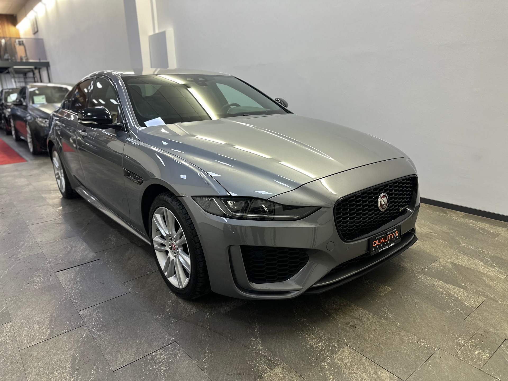 JAGUAR XE 30t 2.0 R-Sport AWD Automatic-image-11