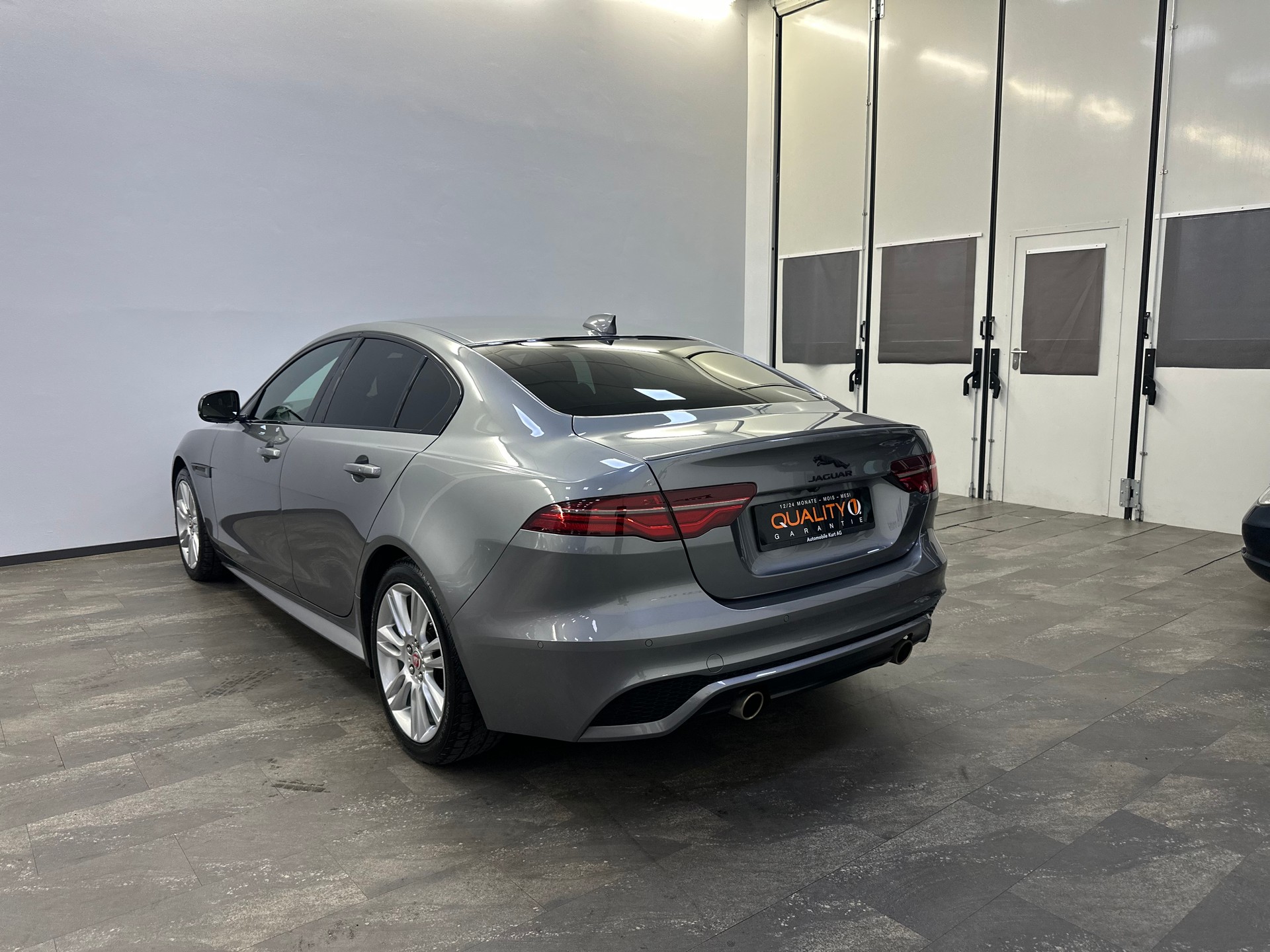 JAGUAR XE 30t 2.0 R-Sport AWD Automatic-image-6