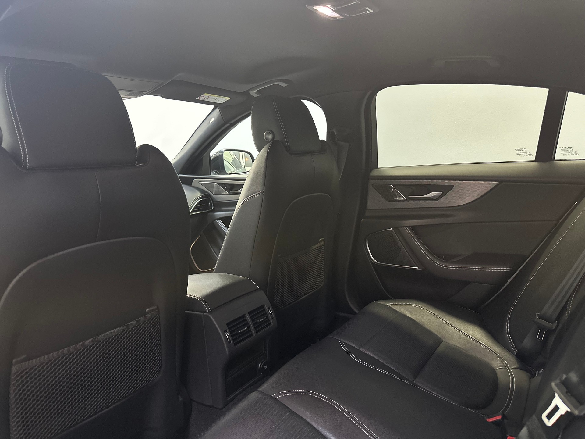 JAGUAR XE 30t 2.0 R-Sport AWD Automatic-image-25