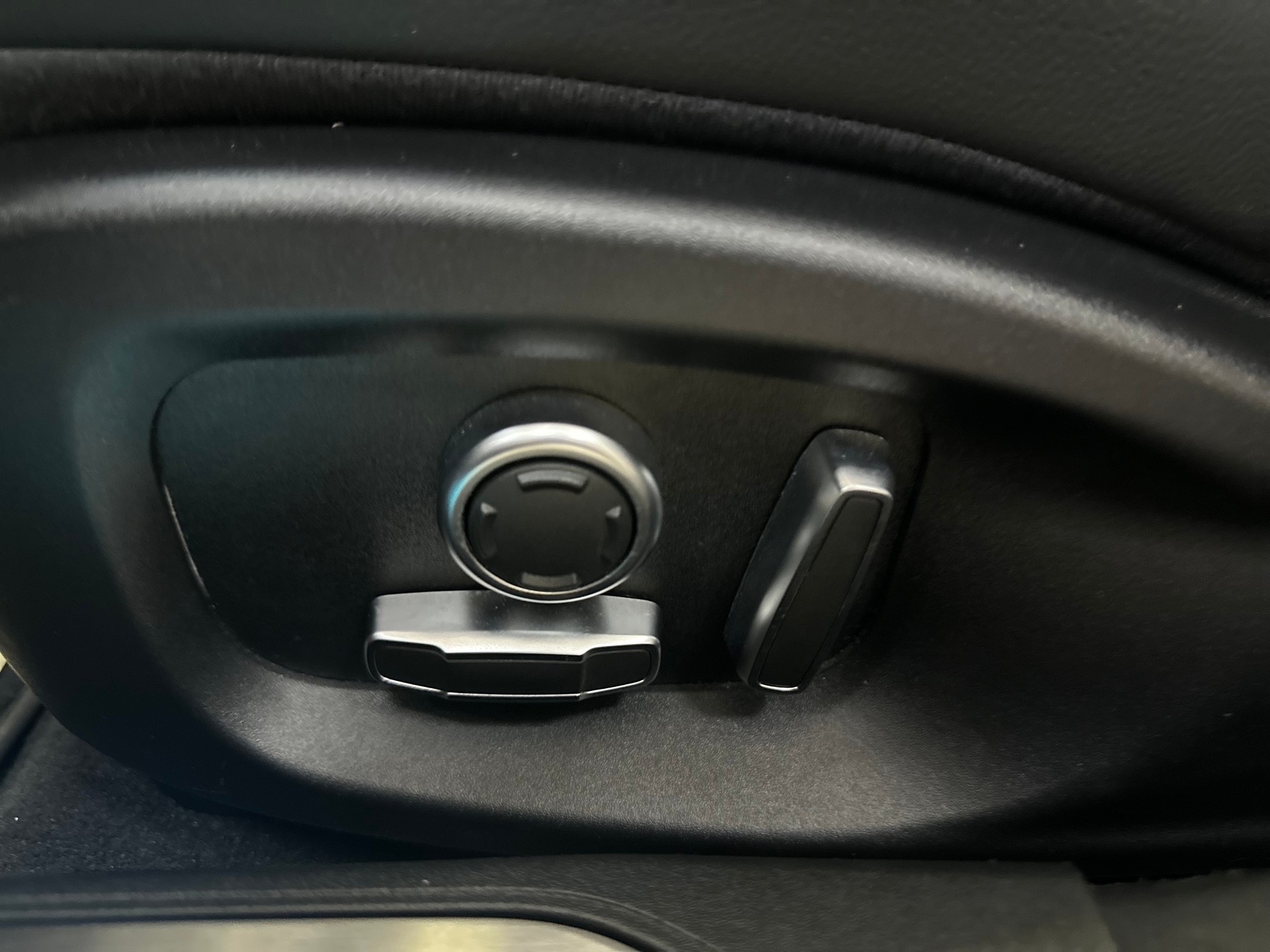 JAGUAR XE 30t 2.0 R-Sport AWD Automatic-image-22