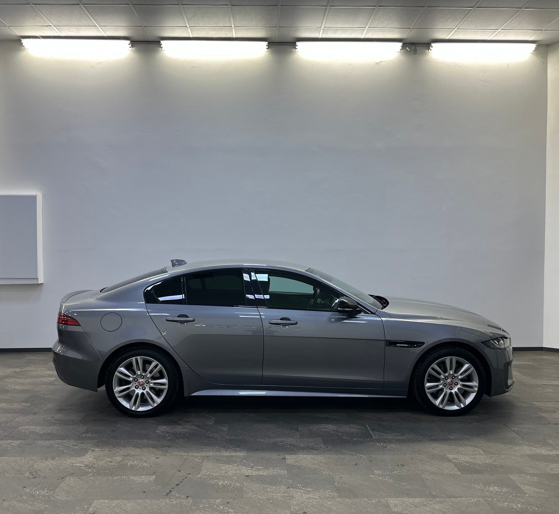 JAGUAR XE 30t 2.0 R-Sport AWD Automatic-image-10