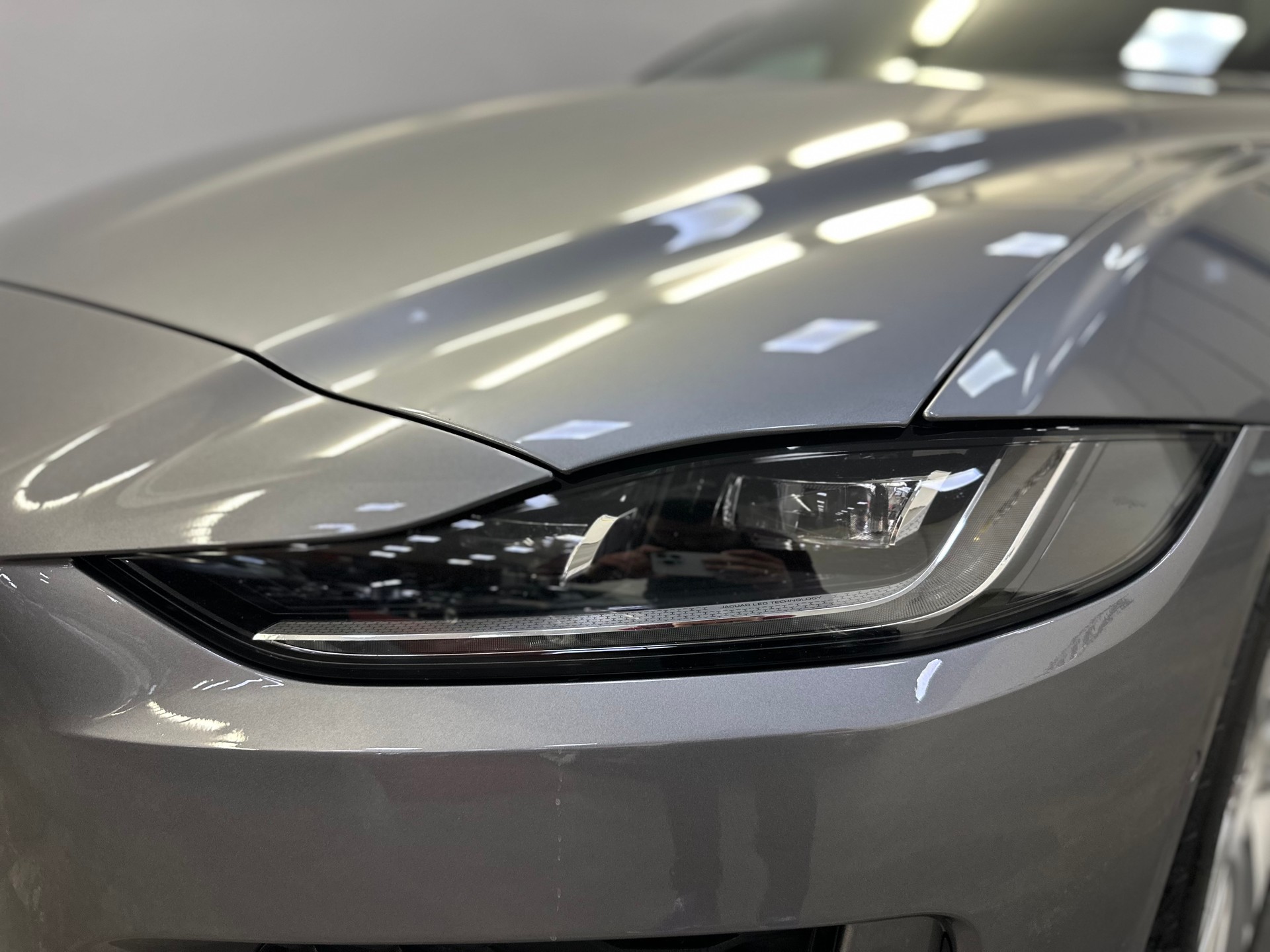 JAGUAR XE 30t 2.0 R-Sport AWD Automatic-image-5
