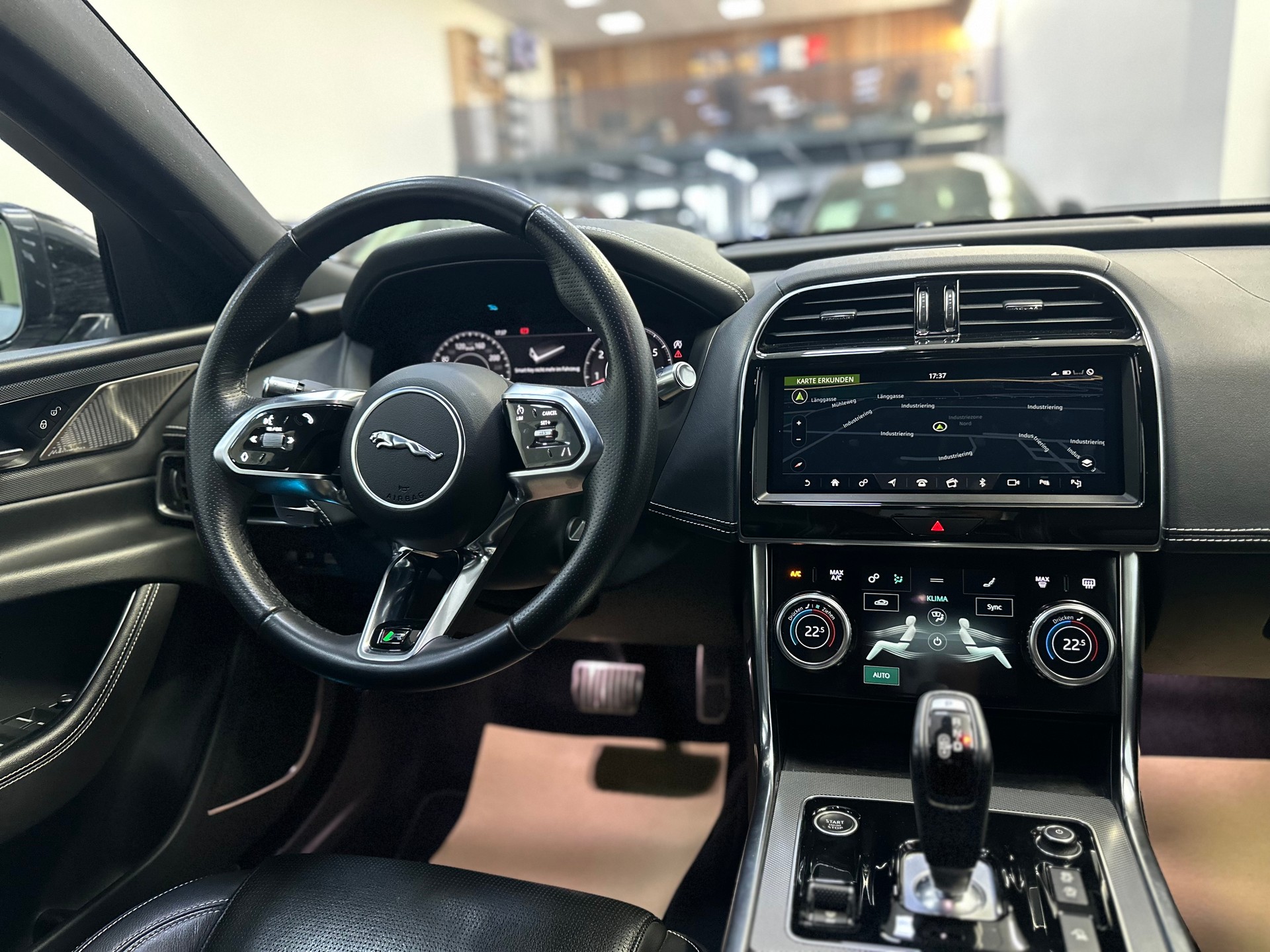 JAGUAR XE 30t 2.0 R-Sport AWD Automatic-image-14