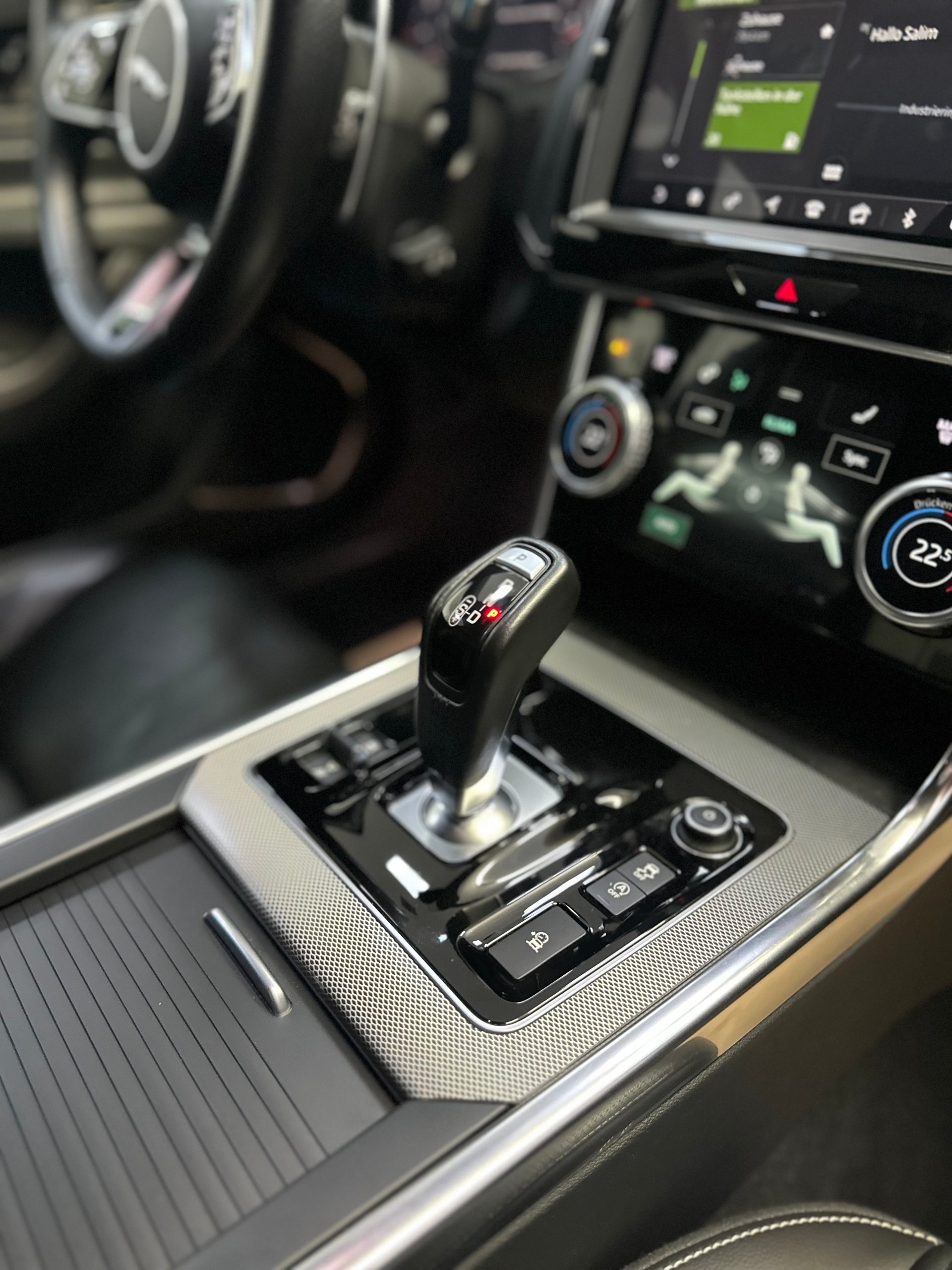 JAGUAR XE 30t 2.0 R-Sport AWD Automatic-image-18