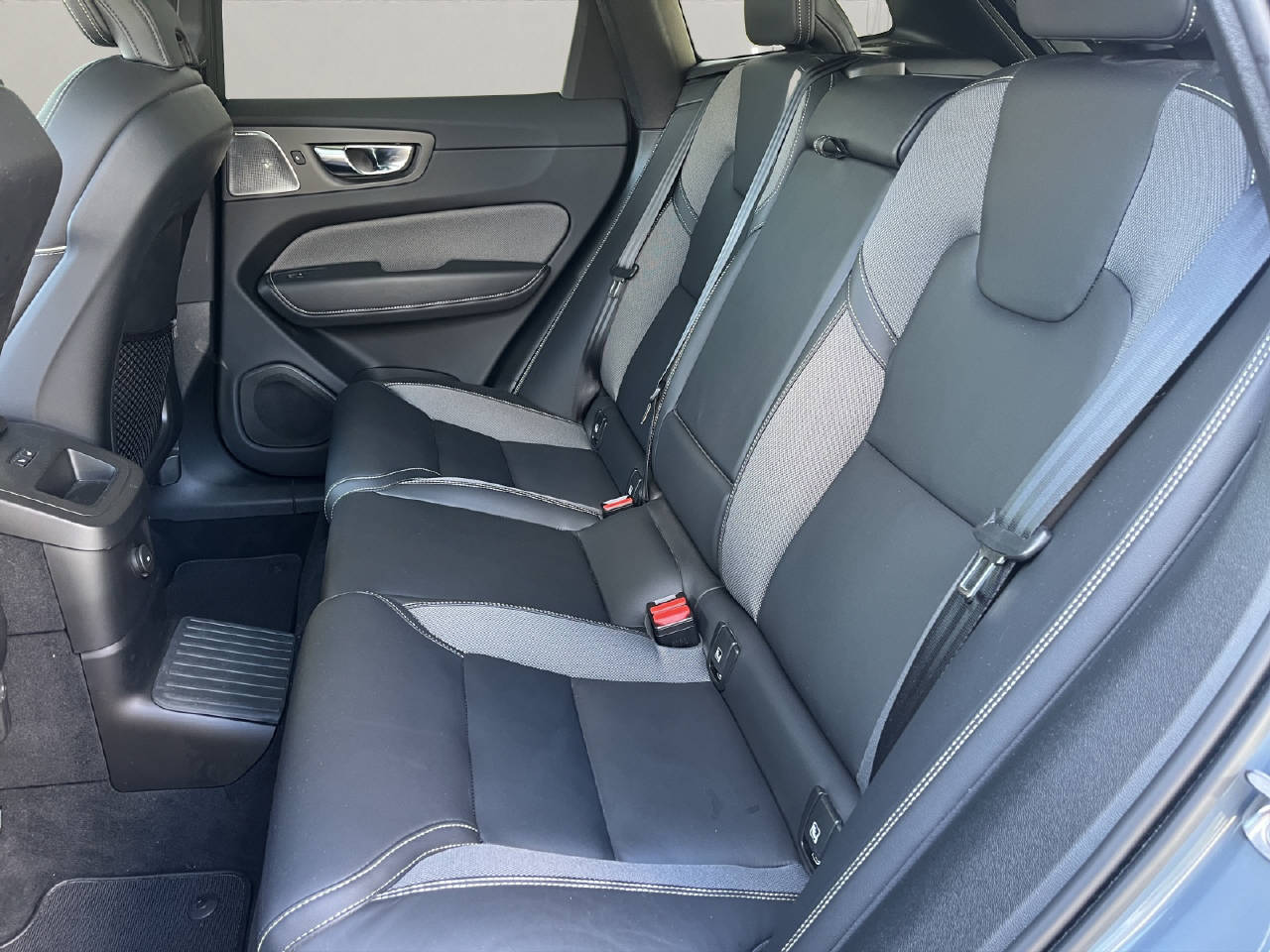 VOLVO XC60 2.0 T8 TE R-Design eAWD-image-10