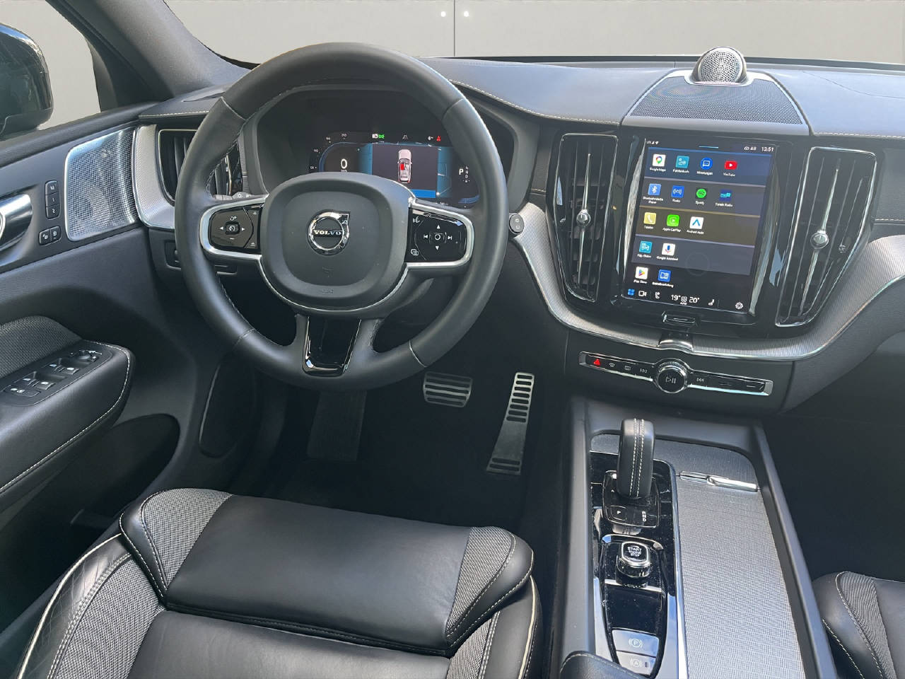 VOLVO XC60 2.0 T8 TE R-Design eAWD-image-13