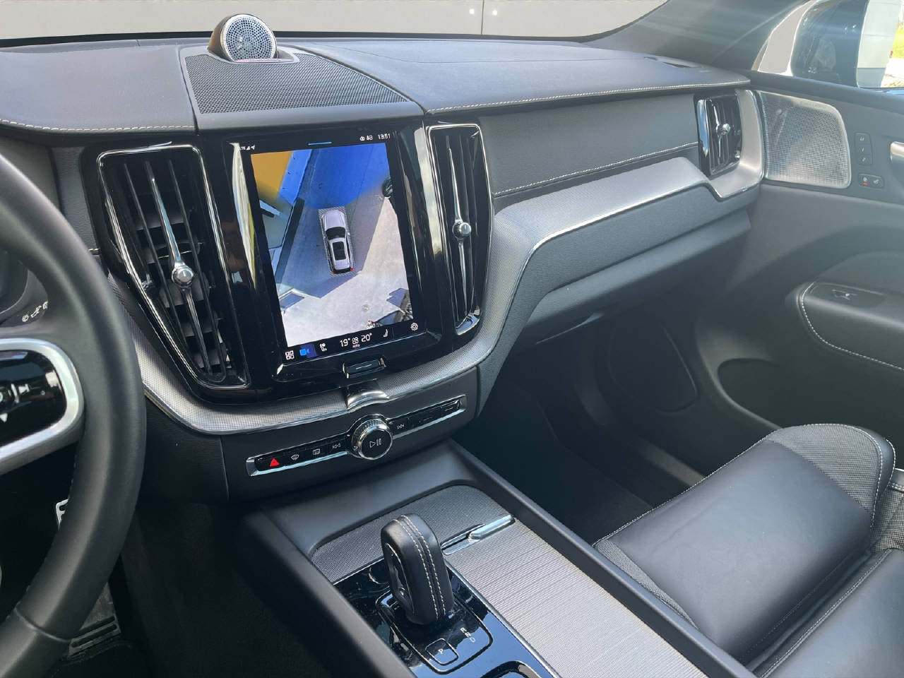 VOLVO XC60 2.0 T8 TE R-Design eAWD-image-14