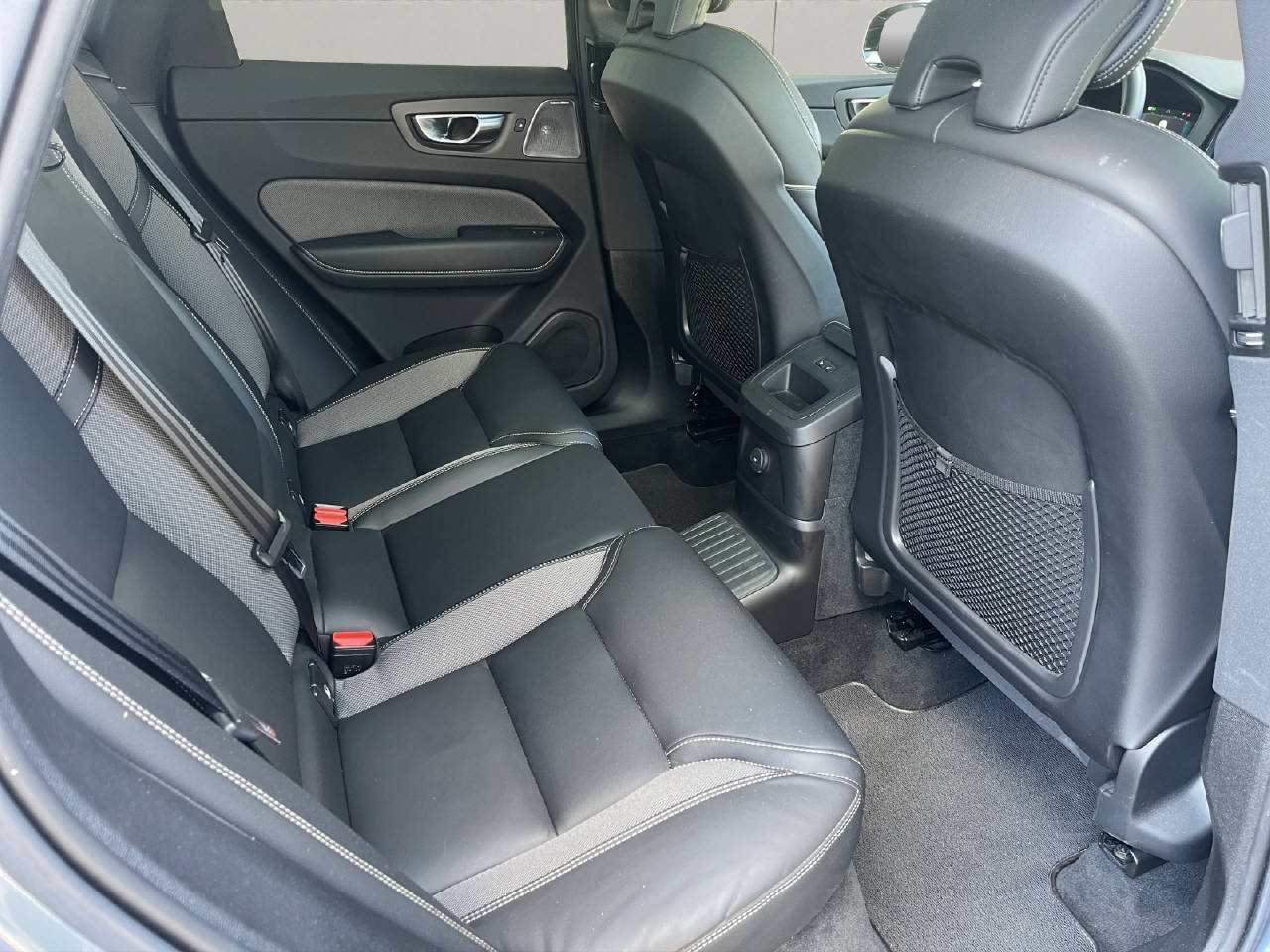 VOLVO XC60 2.0 T8 TE R-Design eAWD-image-12