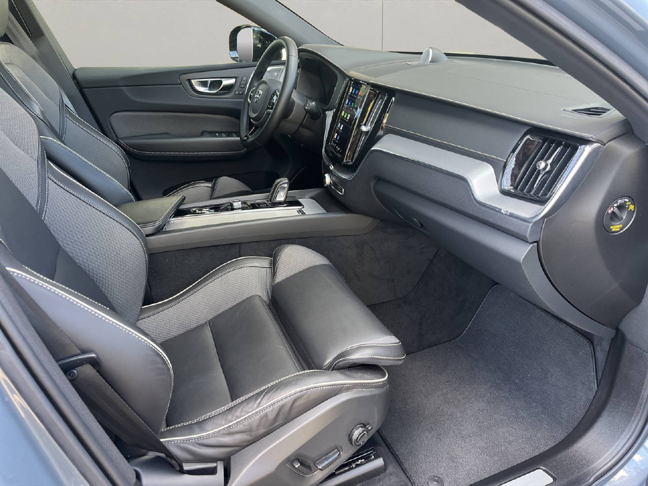 VOLVO XC60 2.0 T8 TE R-Design eAWD-image-11