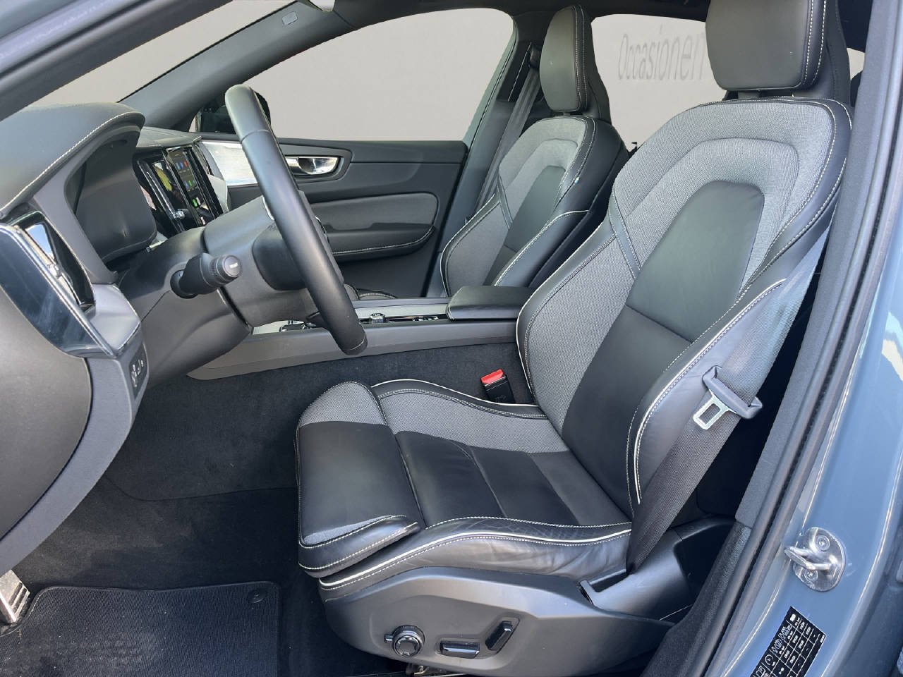 VOLVO XC60 2.0 T8 TE R-Design eAWD-image-9