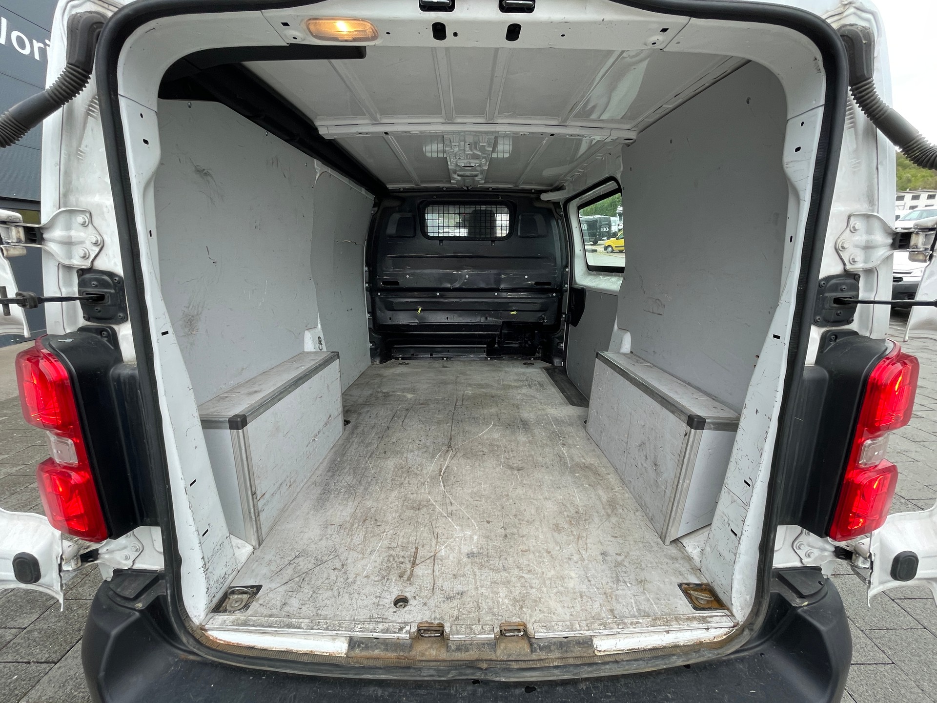 PEUGEOT Expert 2.0 BlueHDi 120 S&S Allure Standard-image-12