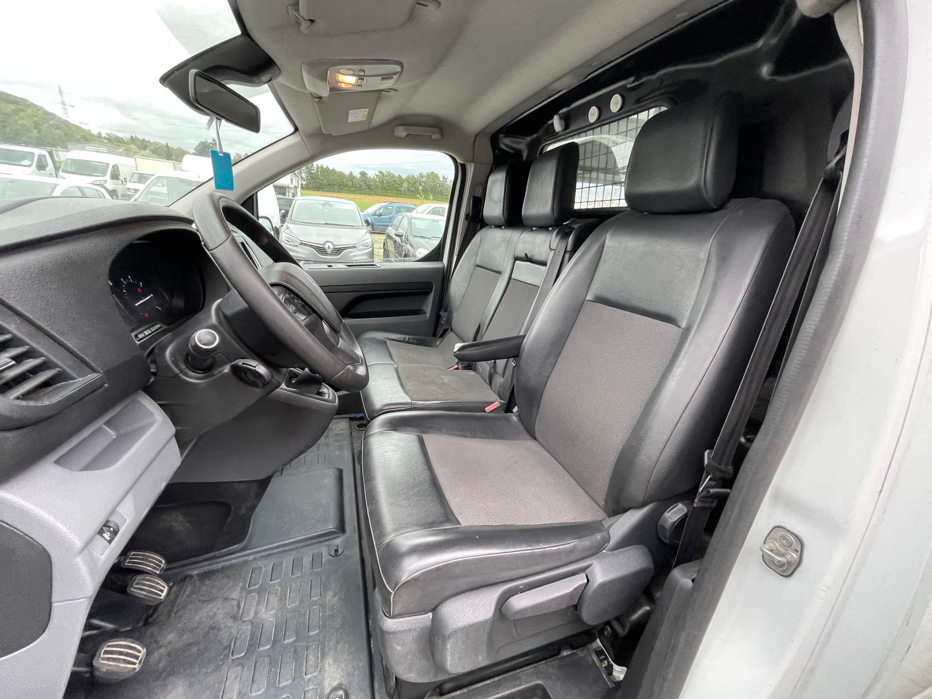 PEUGEOT Expert 2.0 BlueHDi 120 S&S Allure Standard-image-9