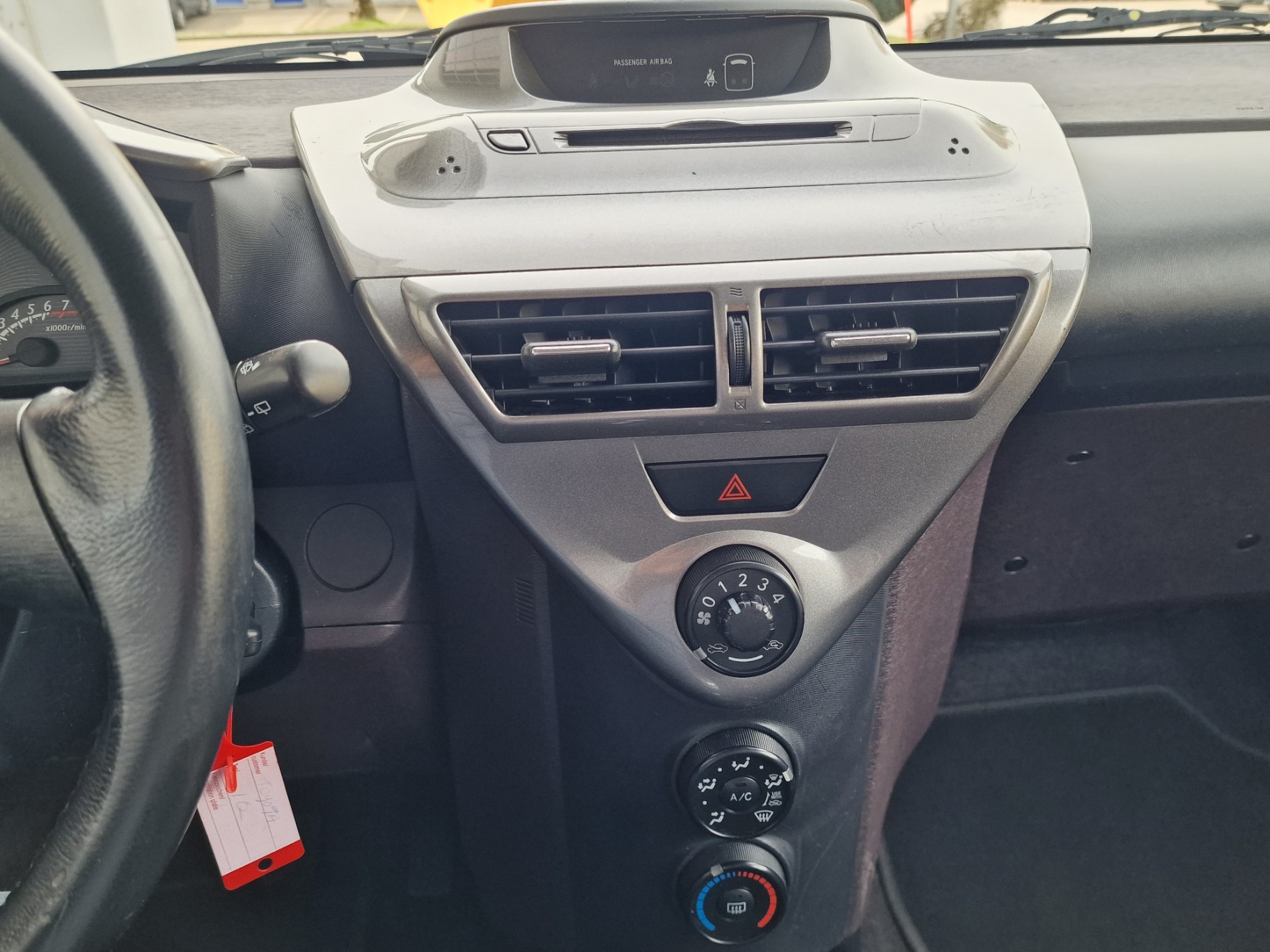 TOYOTA iQ2 1.0 VVT-i-image-10